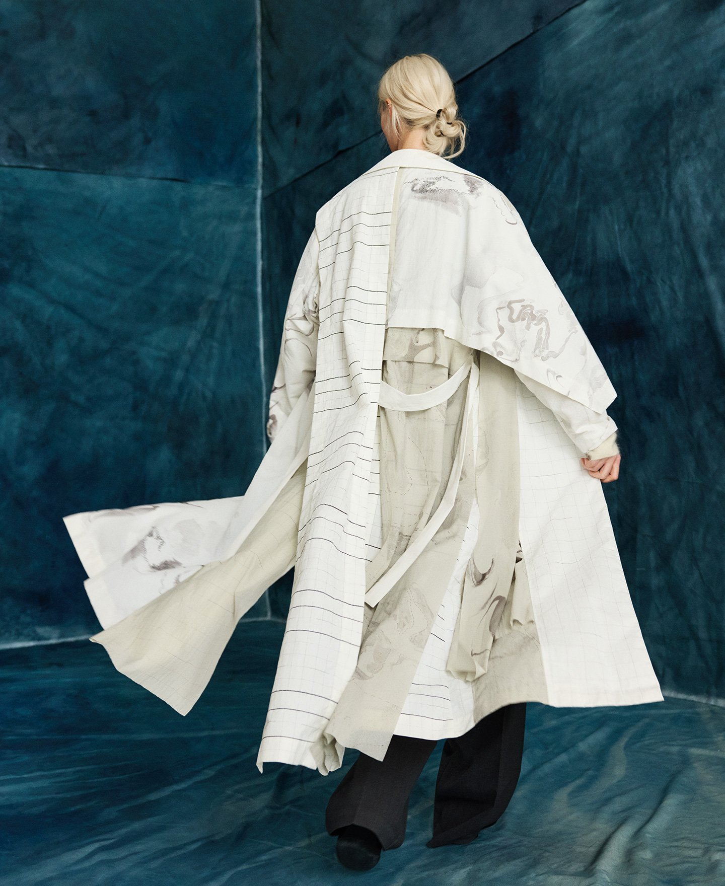 Gabardina oversize estampada mujer image number 2