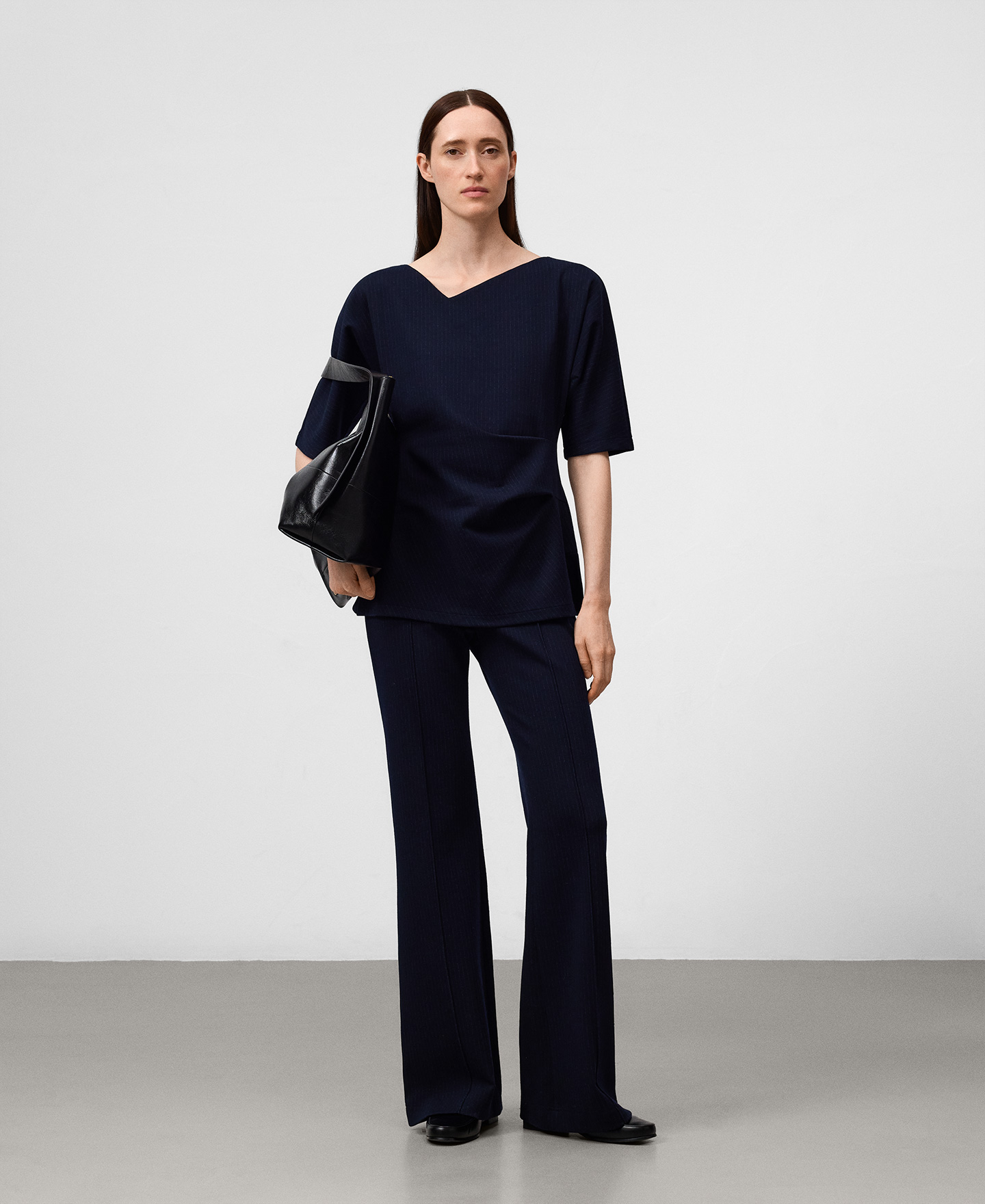 Calças largas às riscas para mulher image number 1