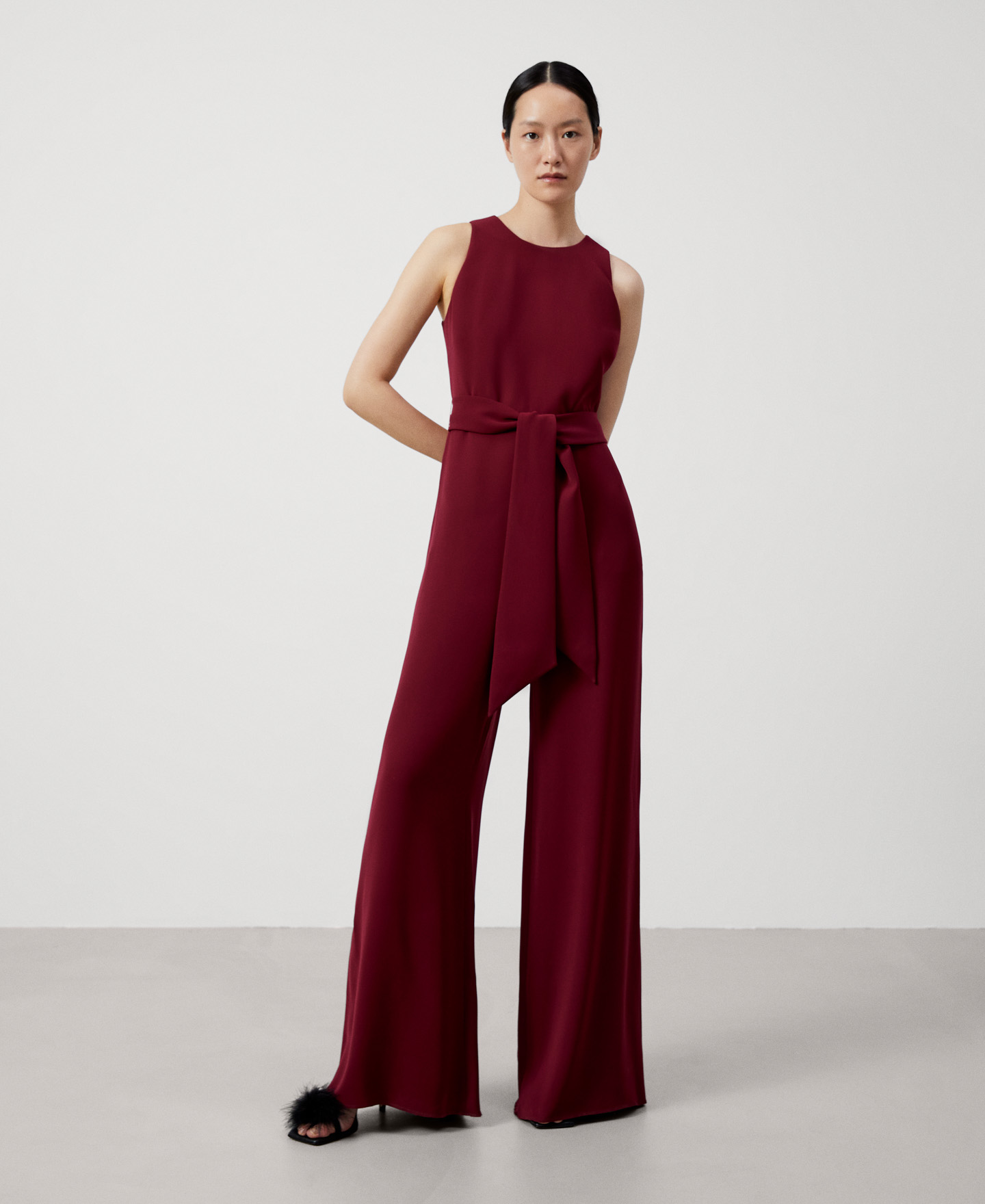 Mono con escote halter image number 1
