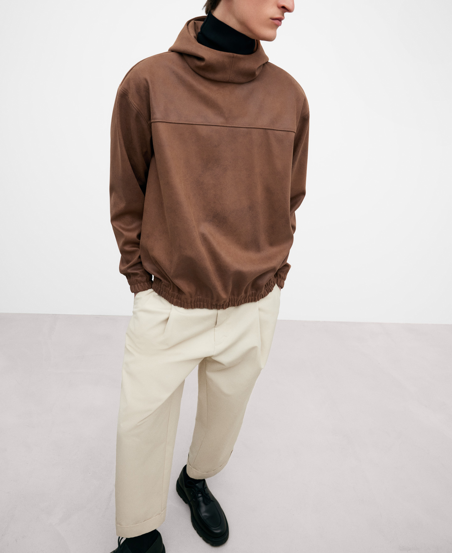 Sudadera marrón con capucha image number 4