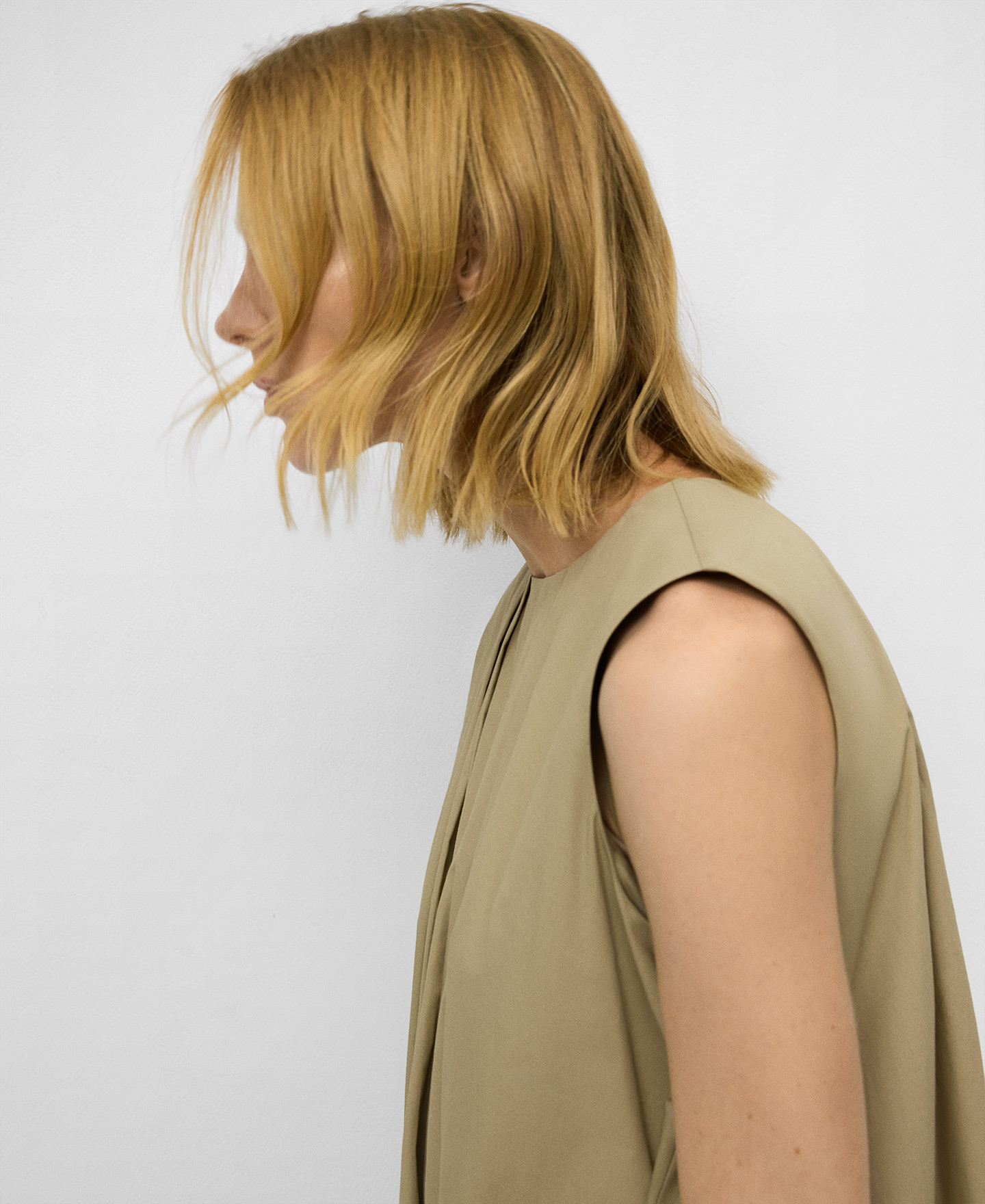 Pleated dress with chain detail woman image number 3