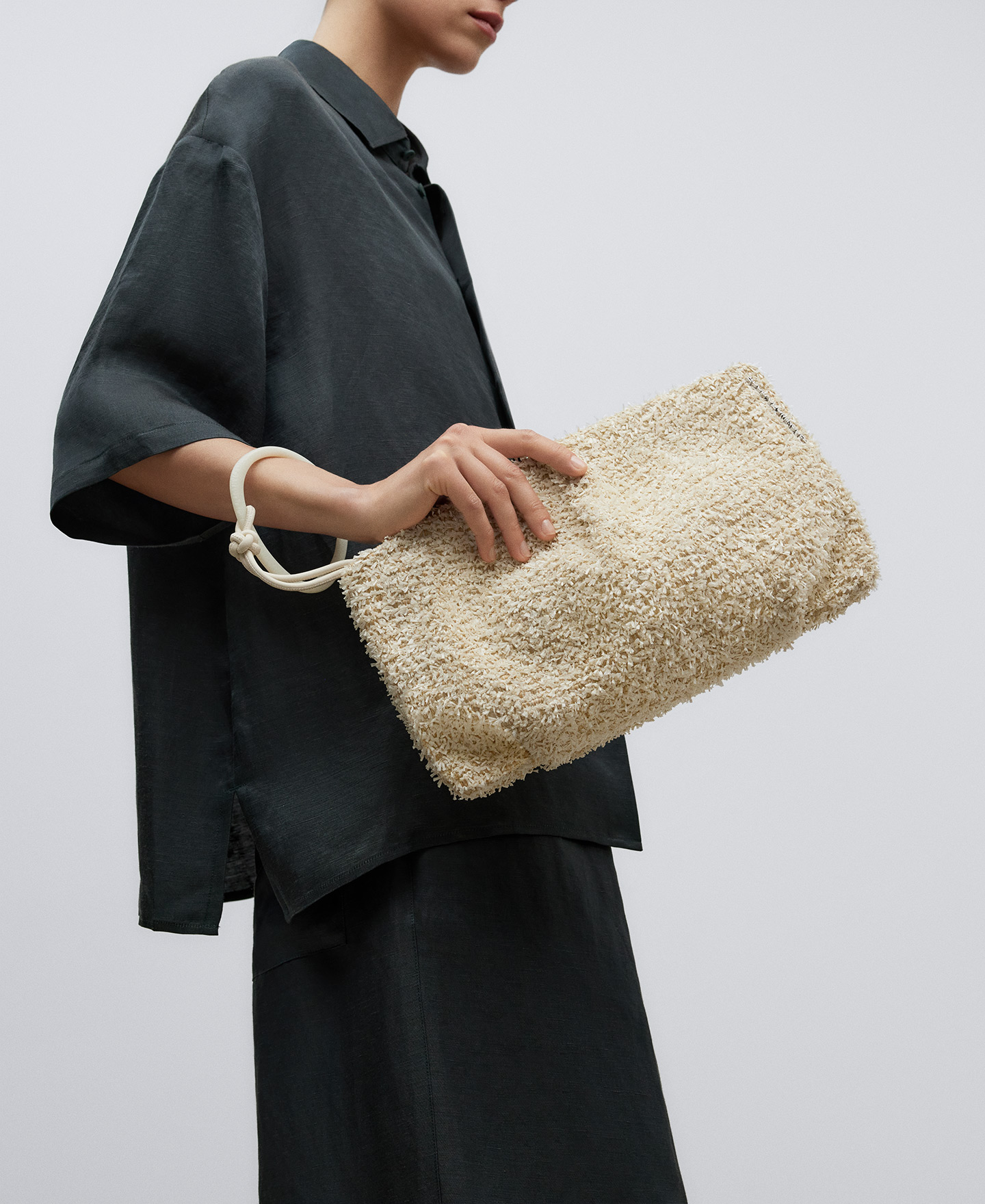 Bolso trenzado con textura mujer image number 5