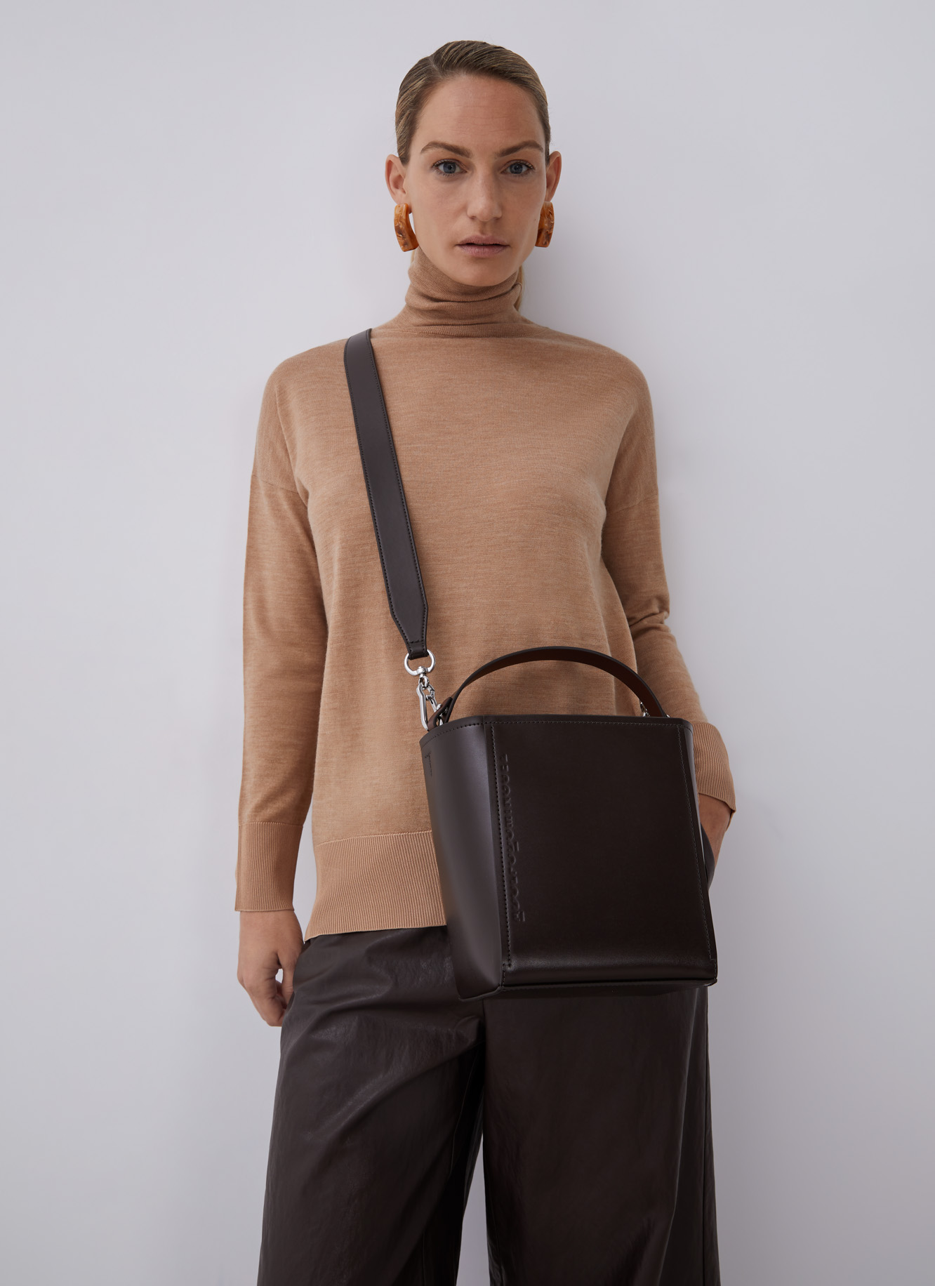 Glossy vachetta leather mini bucket bag image number 3