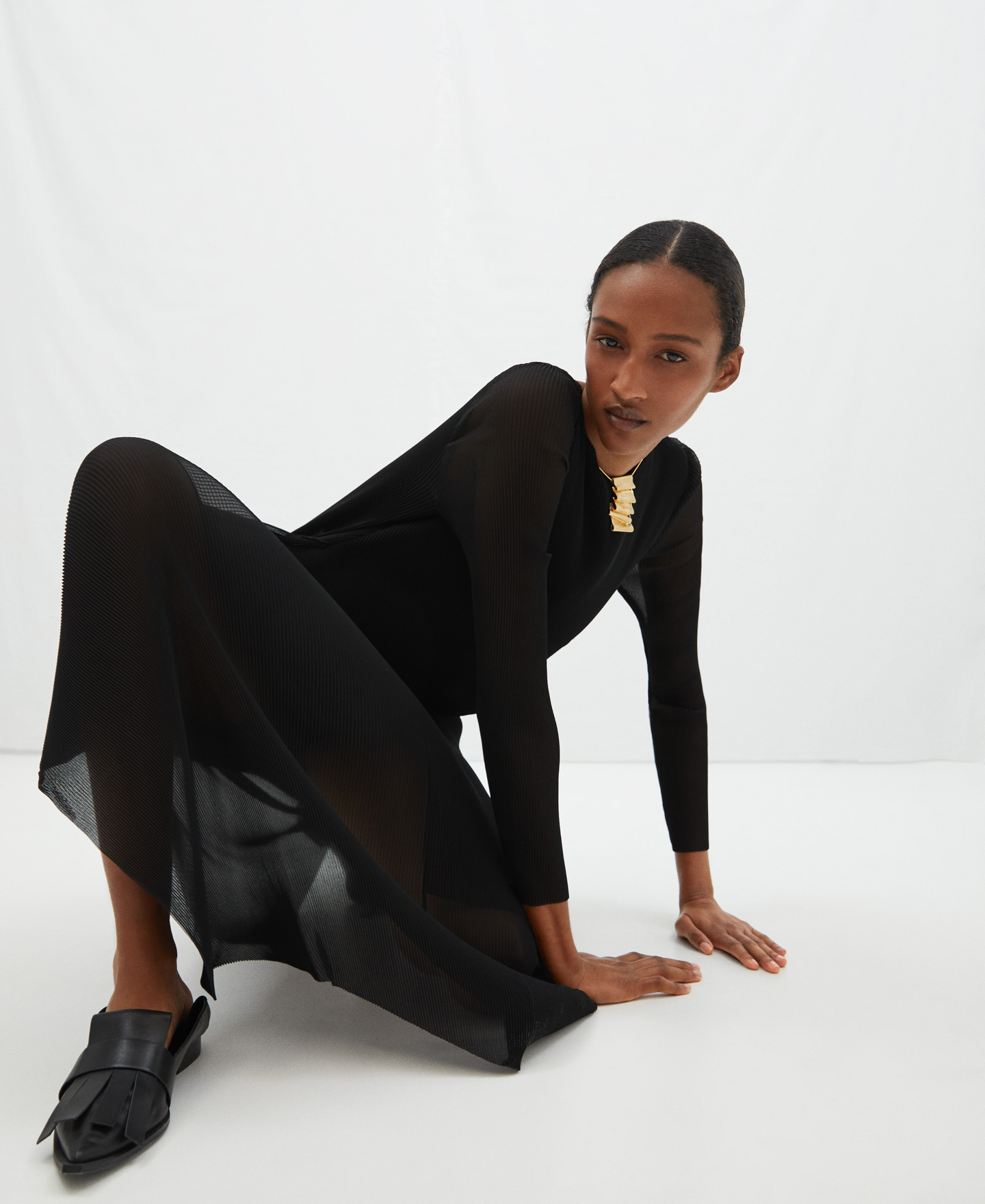 Long dress round neckline image number 3