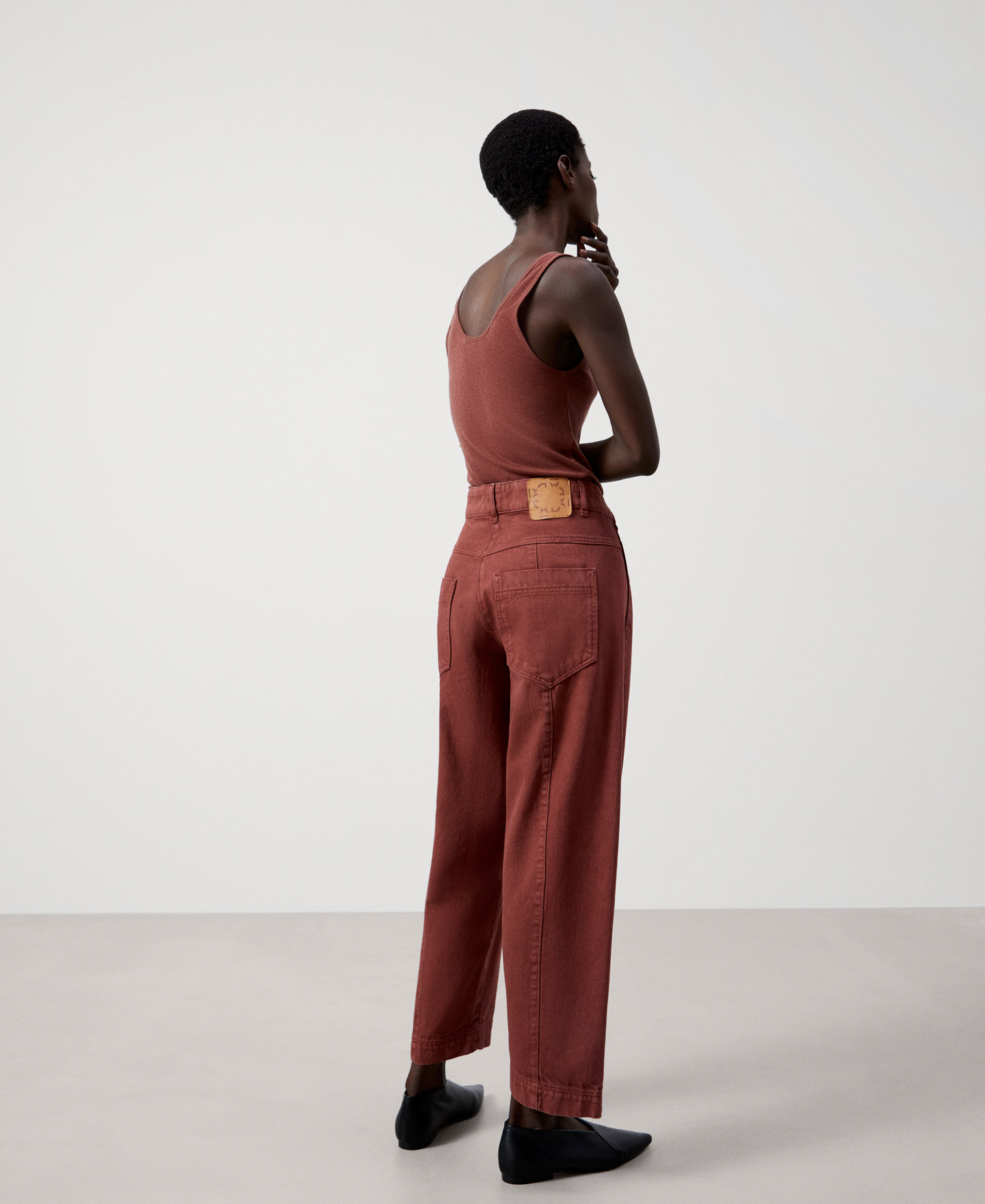 Organic cotton carrot jeans image number 2