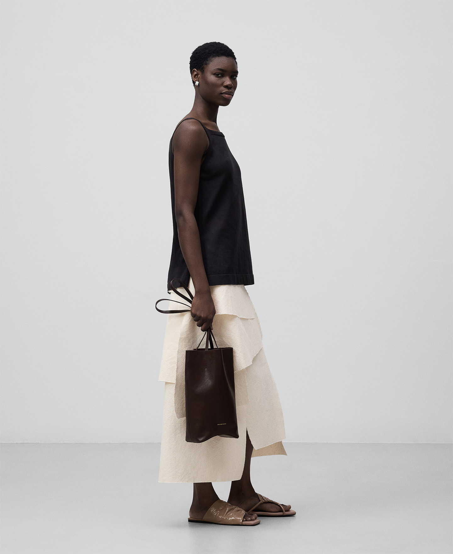 Curved base leather sopper bag woman image number 5