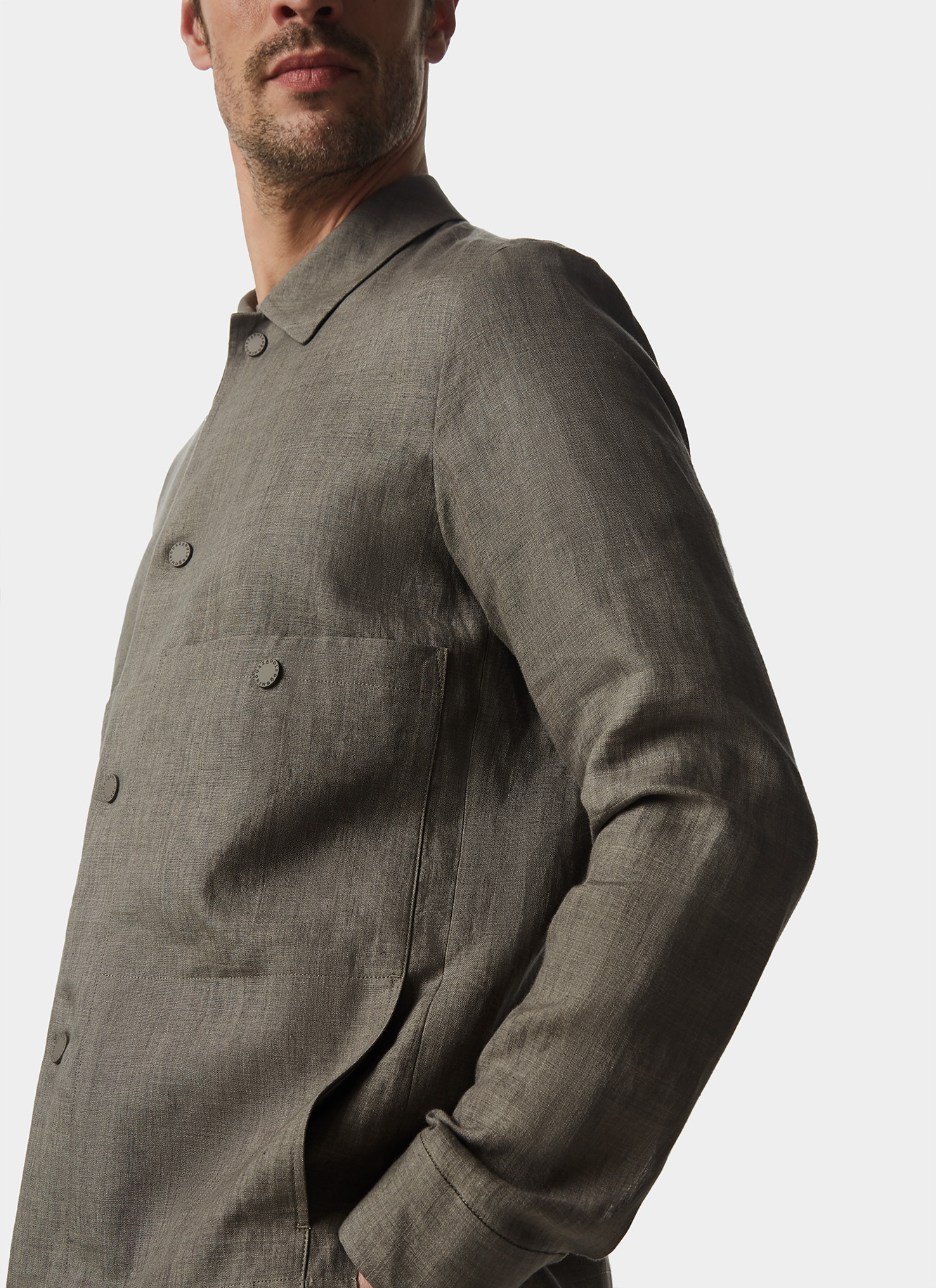 Sobrecamisa de lino y bolsillos en pecho image number 2