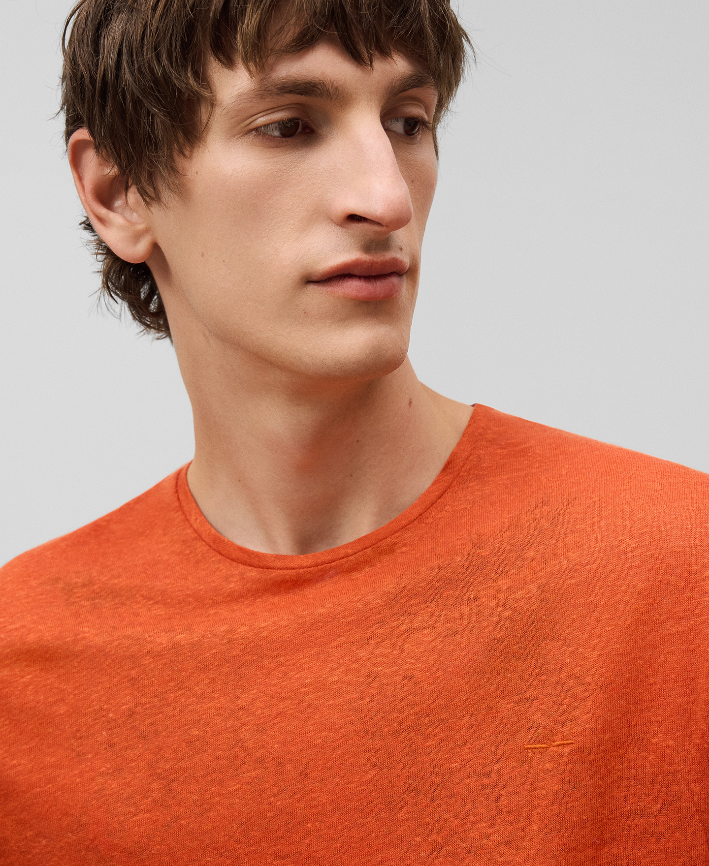 Camisola regular fit em linho europeu para homem image number 3