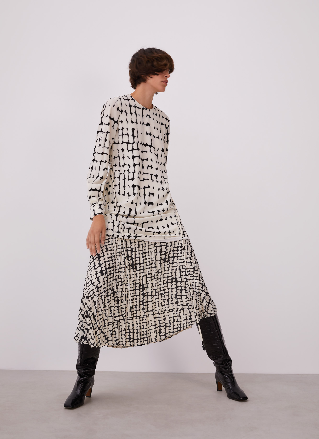 Mini dress with signature print image number 5