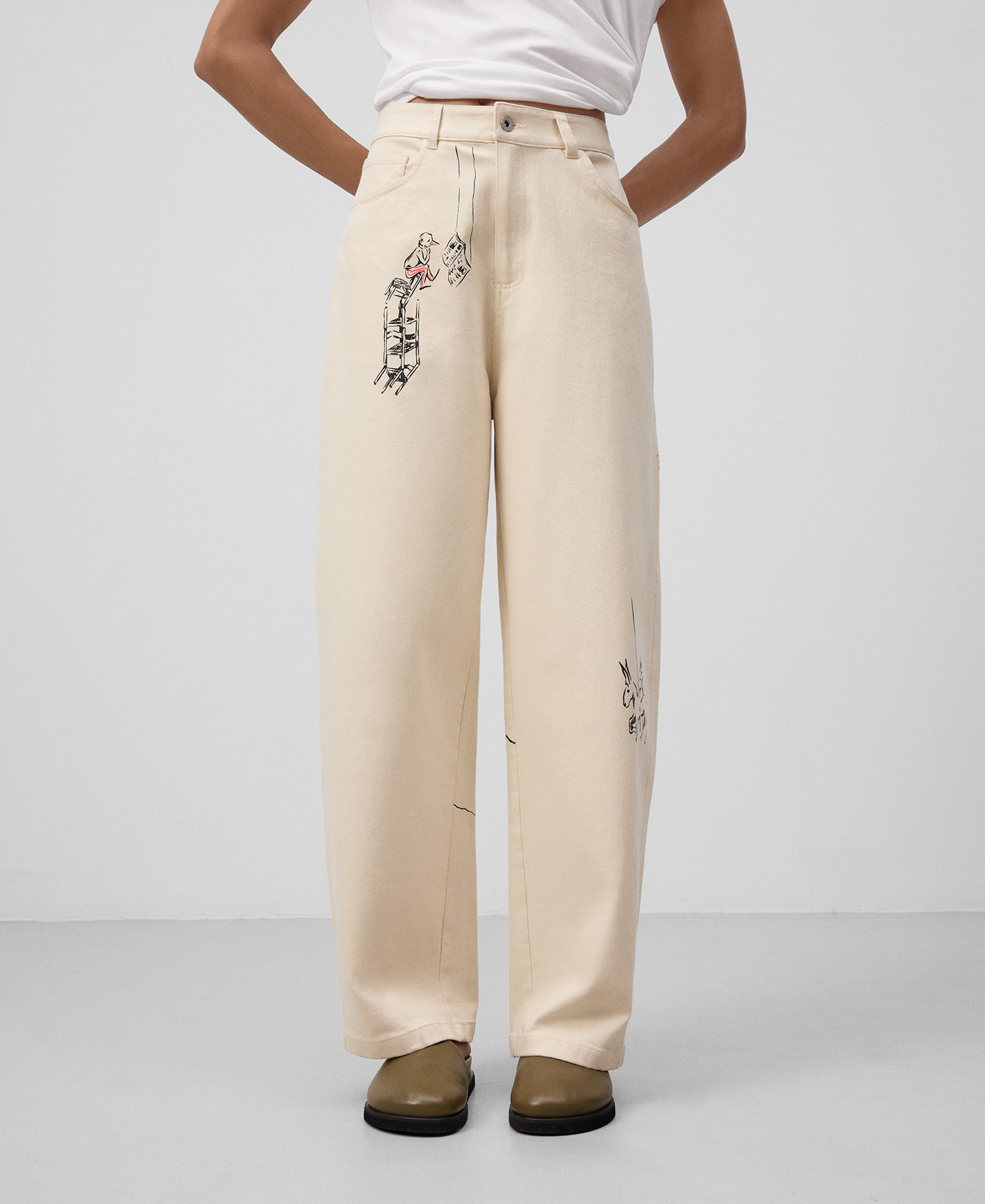 Pantal&oacute;n barrel fit estampado mujer image number 0