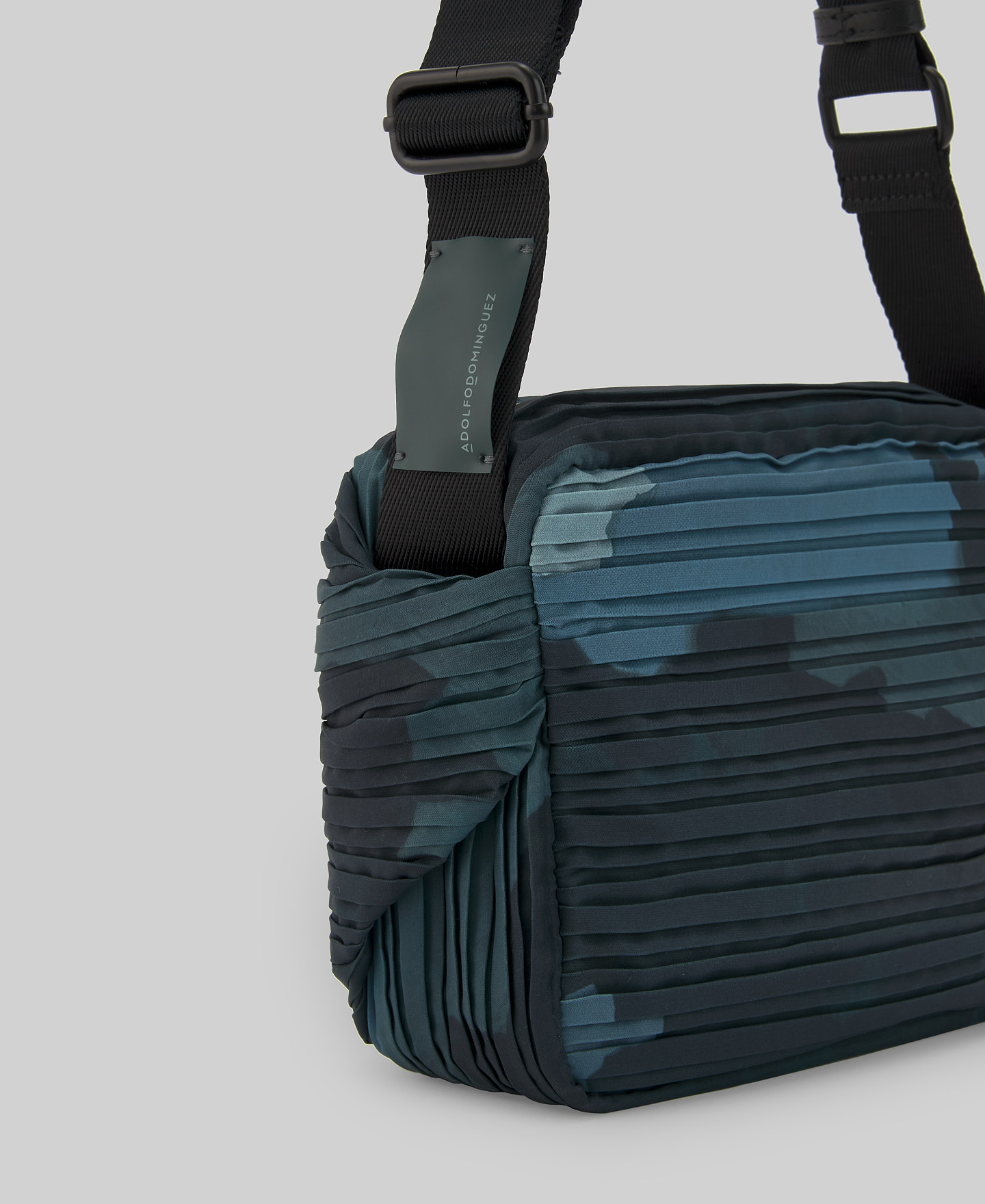 Medium crinkle crossbody woman image number 3
