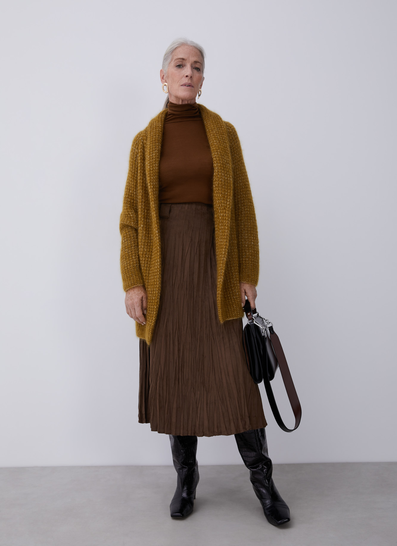 Wrinkled suedette midi skirt image number 4