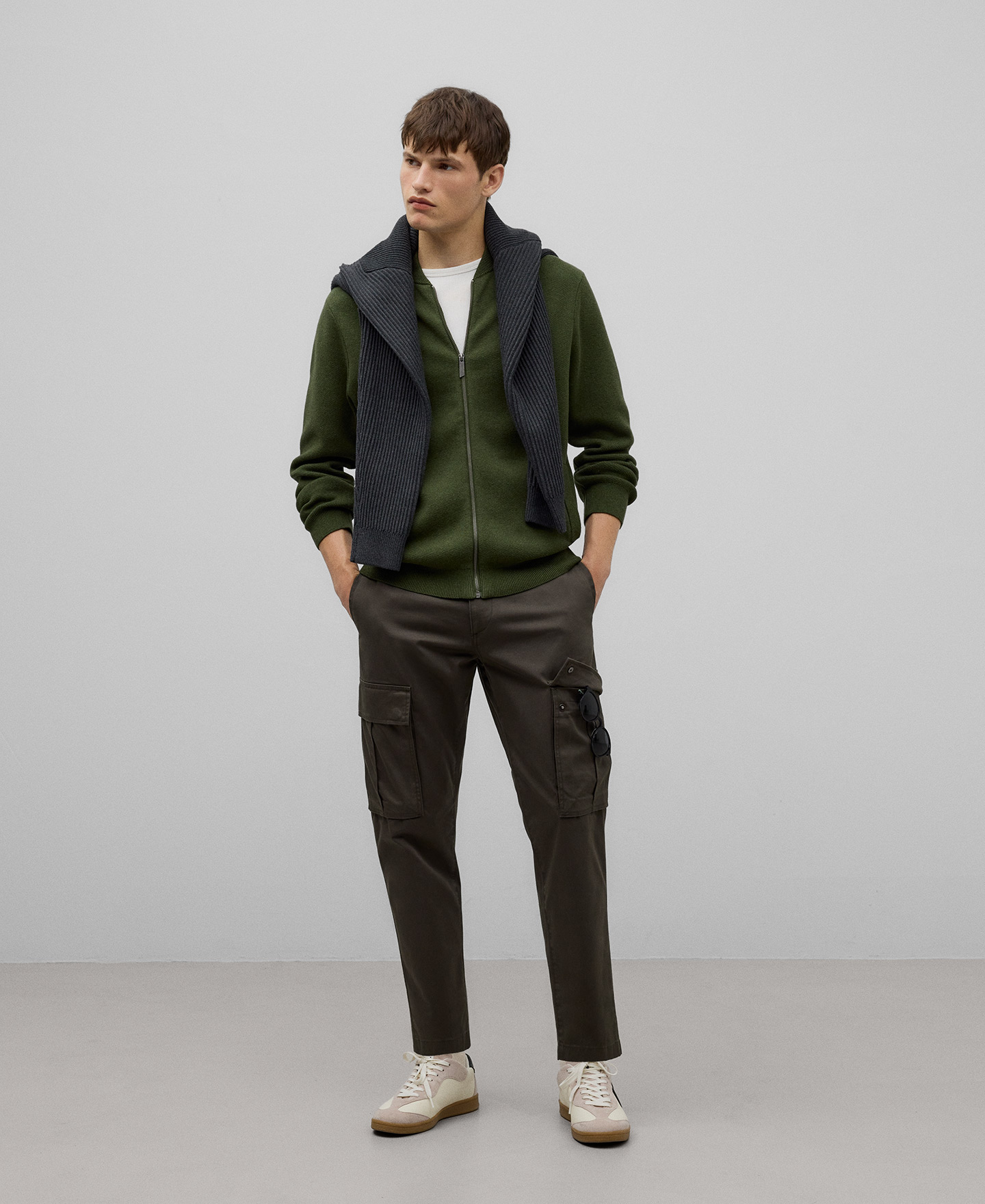 Green cotton cargo trousers man image number 1
