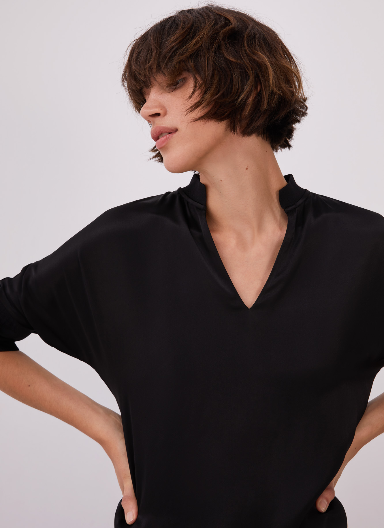 Blusa de viscosa con cuello mao image number 2