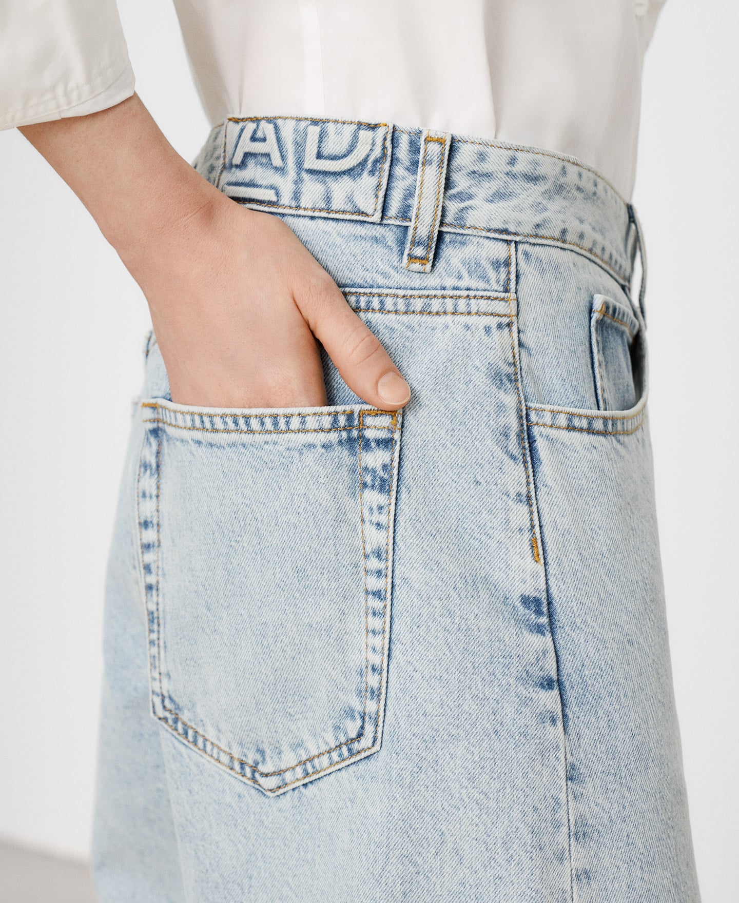 Frayed hem barrel fit denim trousers image number 3