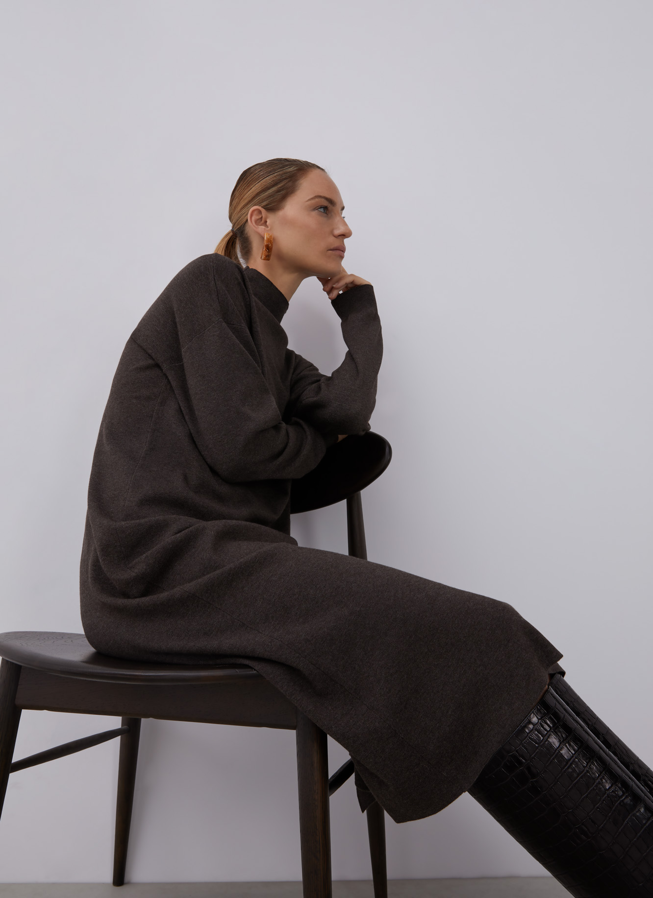 Wide dress in thick-stretch knit image number 4