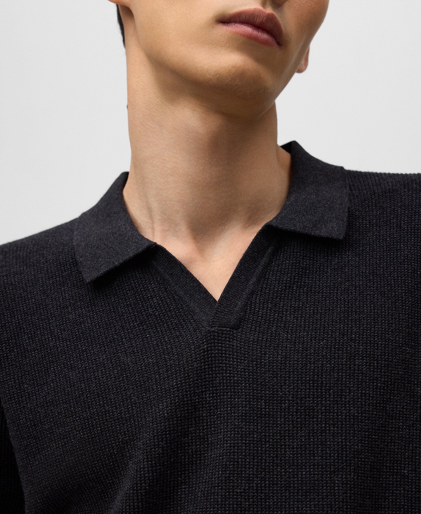 Polo punto estructura cuello pico hombre image number 3