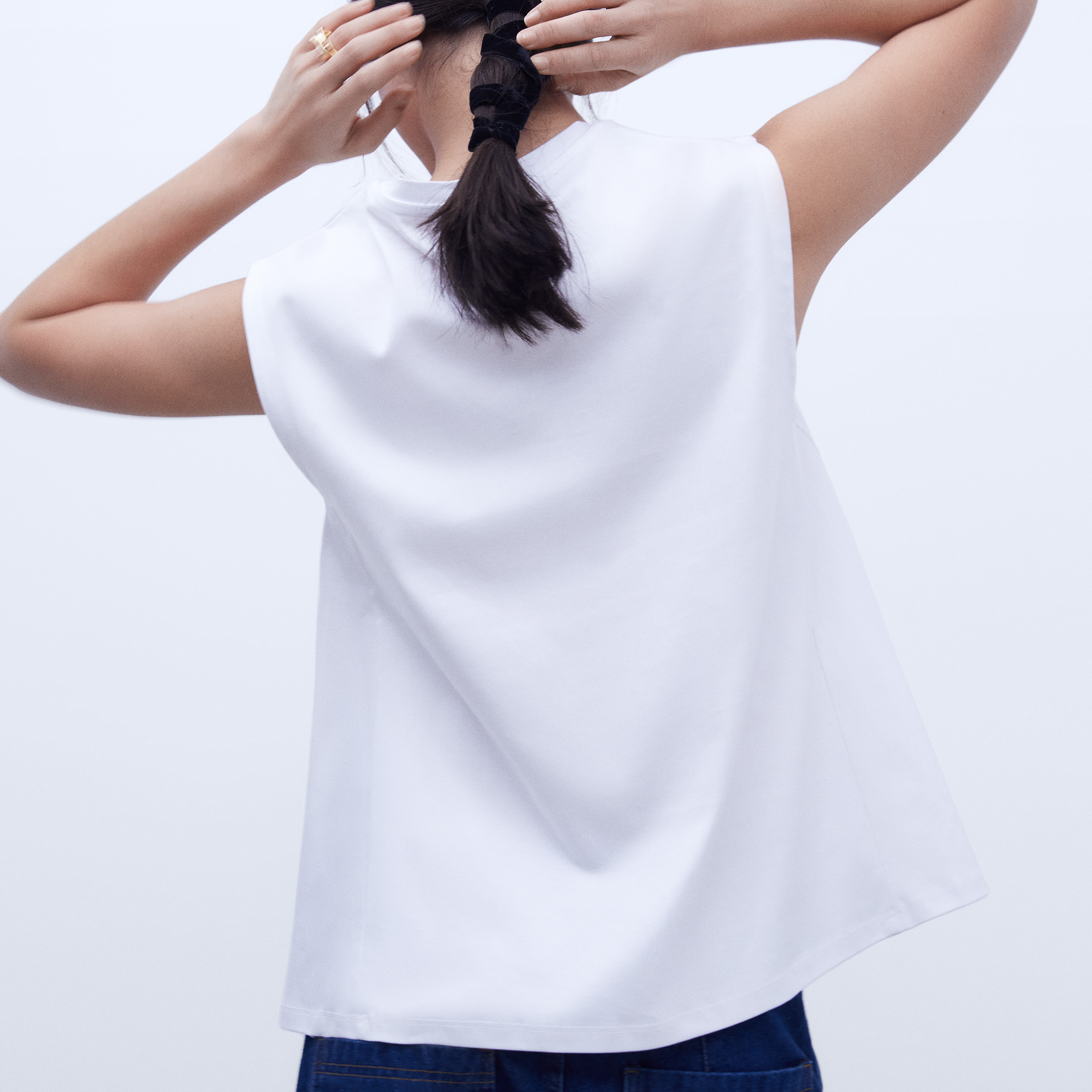 Camiseta sin mangas escote pico image number 2
