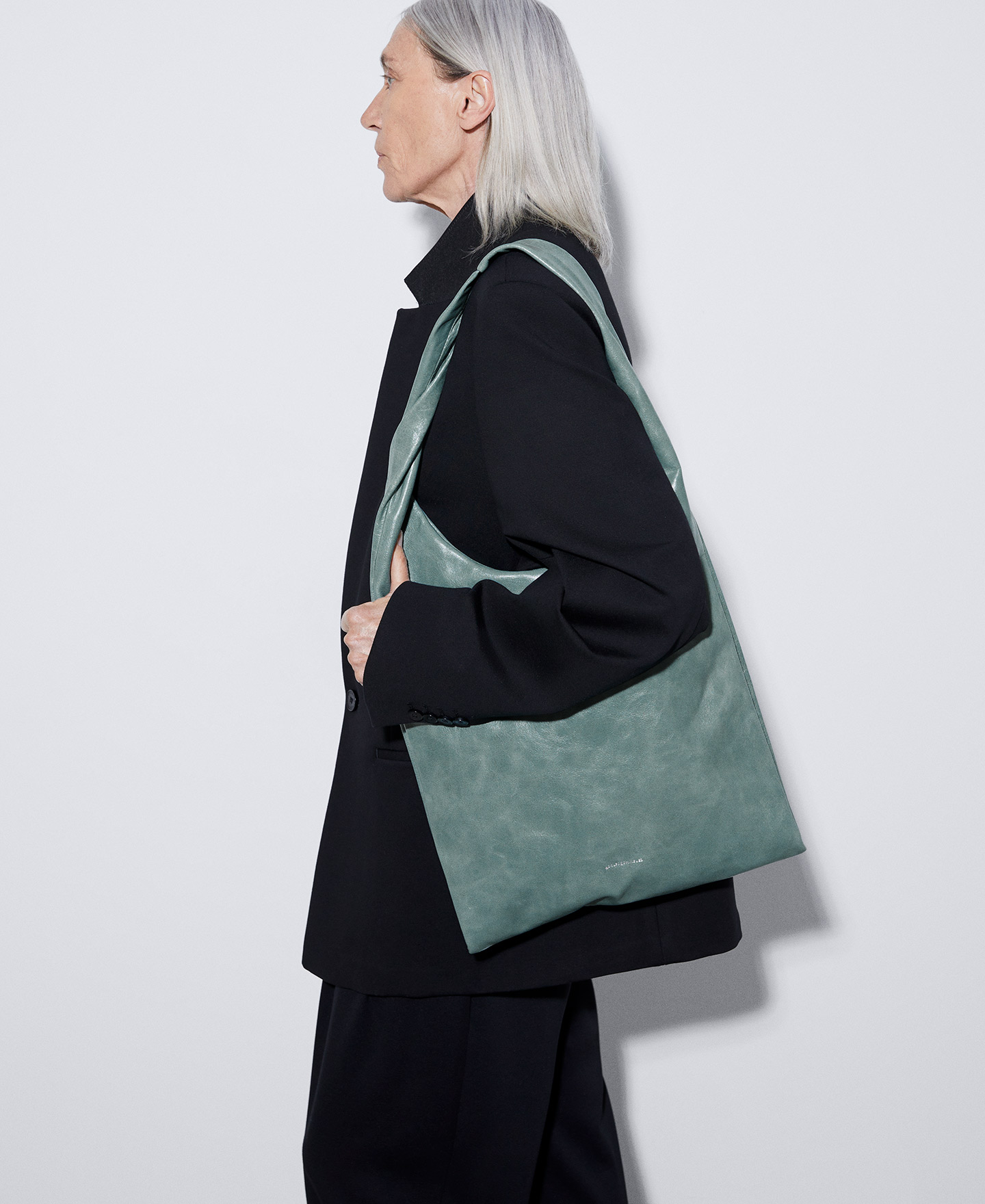 Semi-gloss crackled leather long bag image number 5