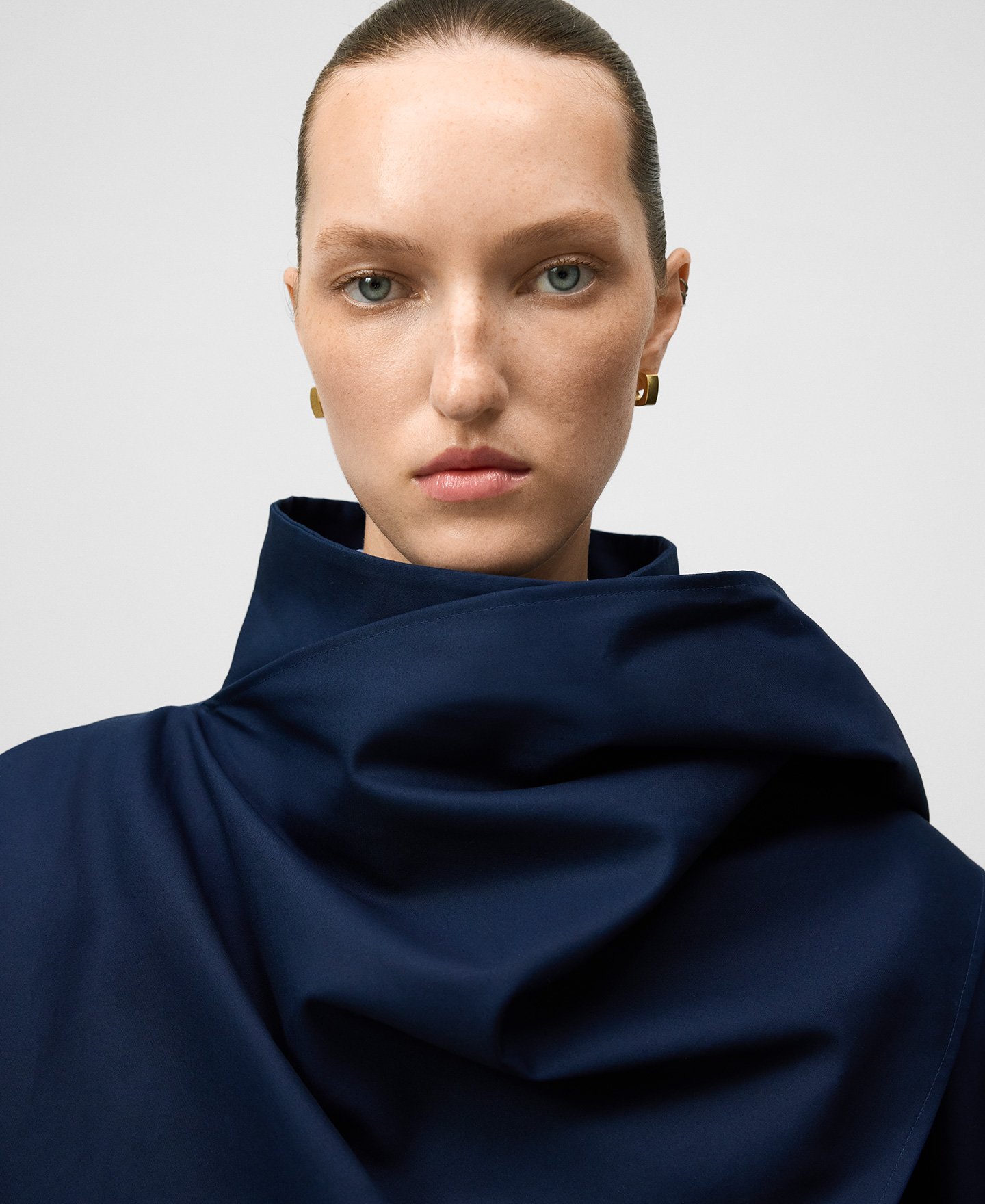 Gabardina corta chal superpuesto mujer image number 3