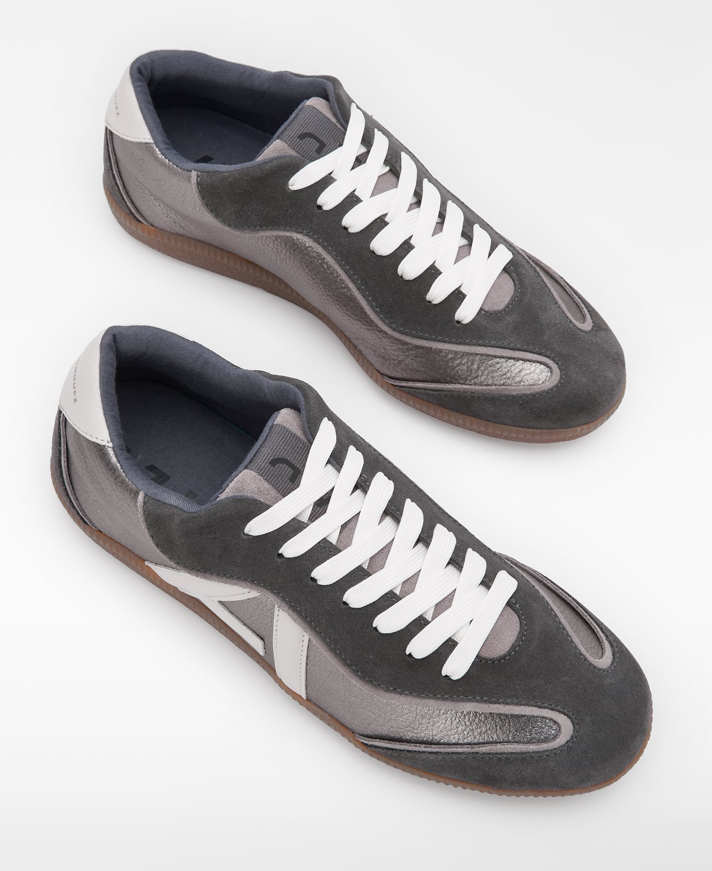 Metallisierter Ledersneaker mit Maxi-Logo image number 1