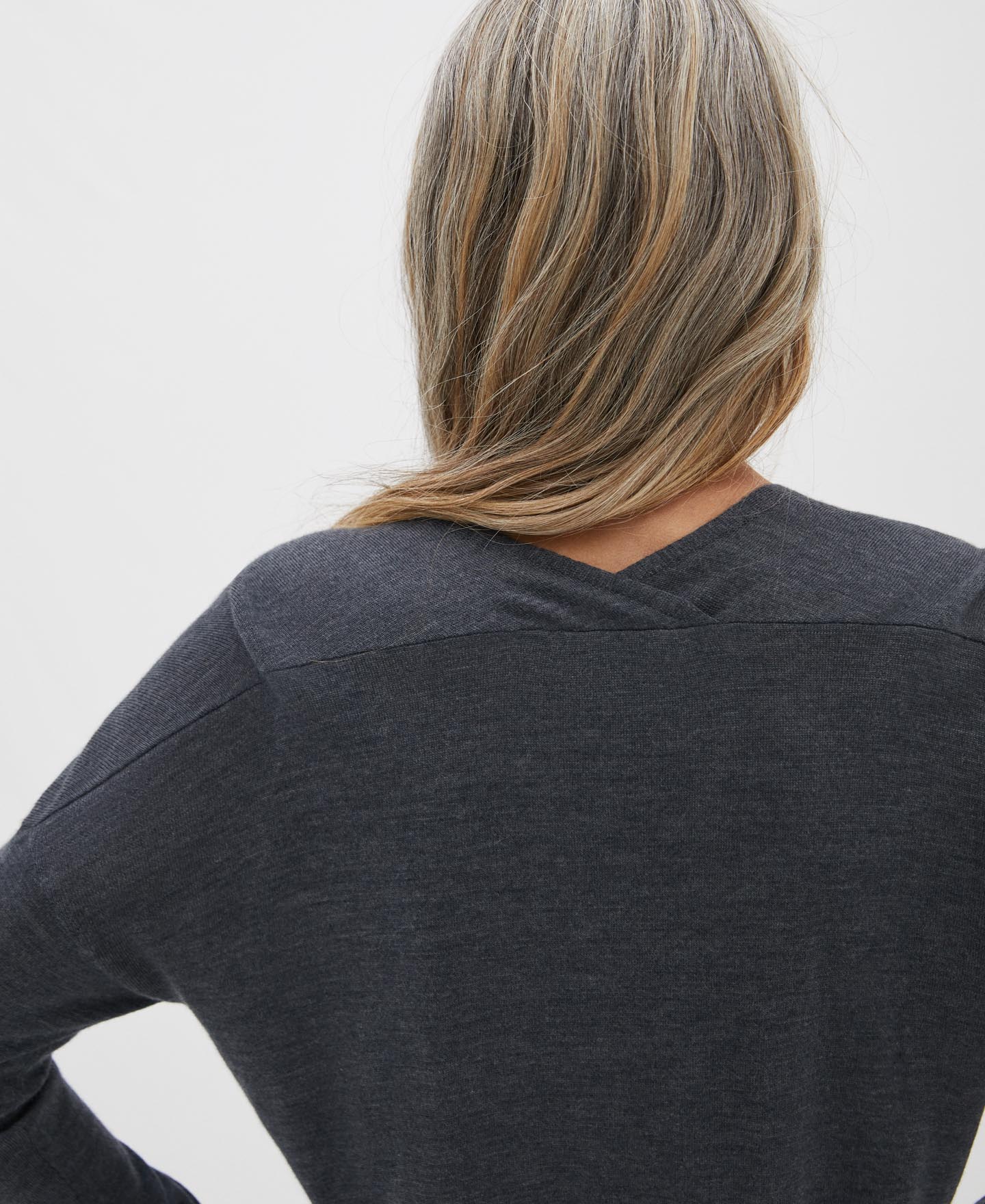 Jersey cuello pico en lana merino image number 3