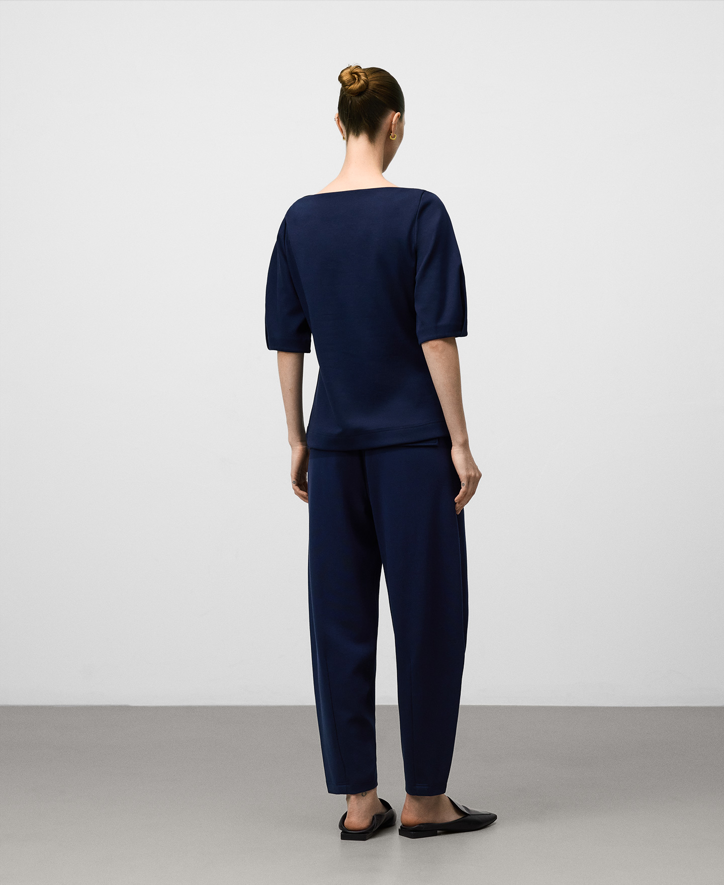Pantalón jogger pierna redondeada mujer image number 2