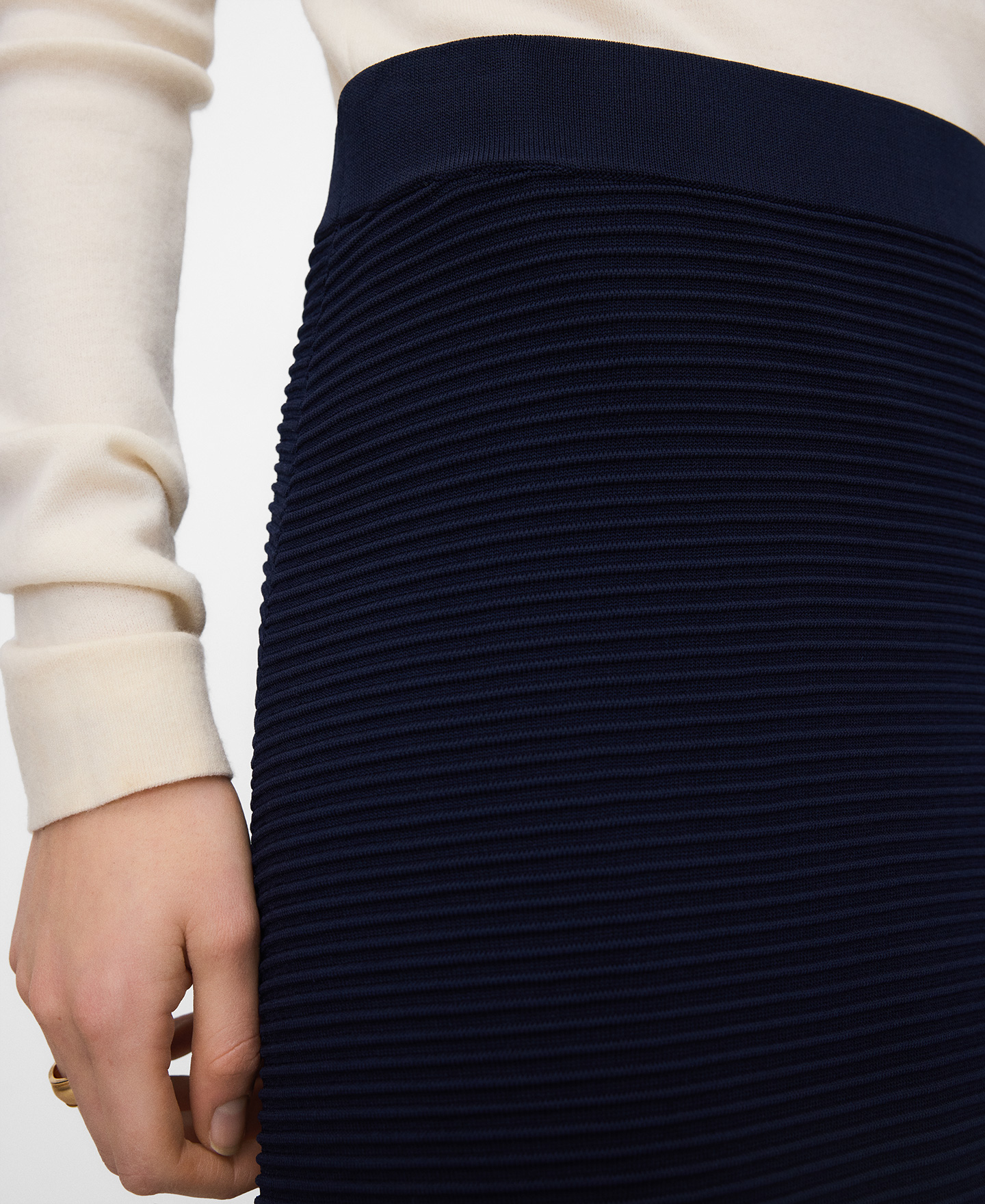 Structured knit pencil skirt image number 3