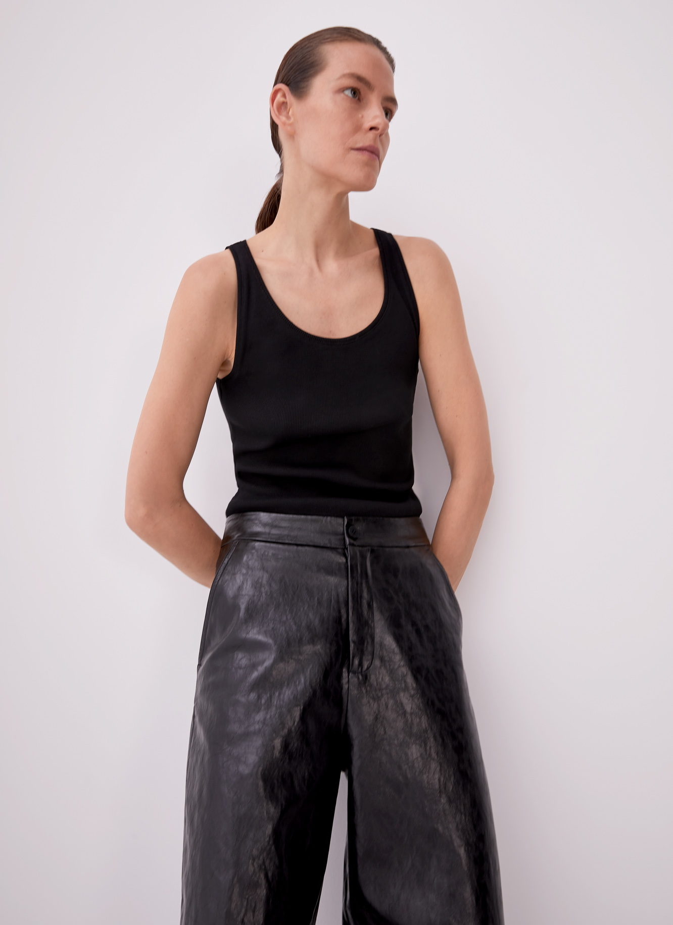 Pantalón slouchy en polipiel image number 1