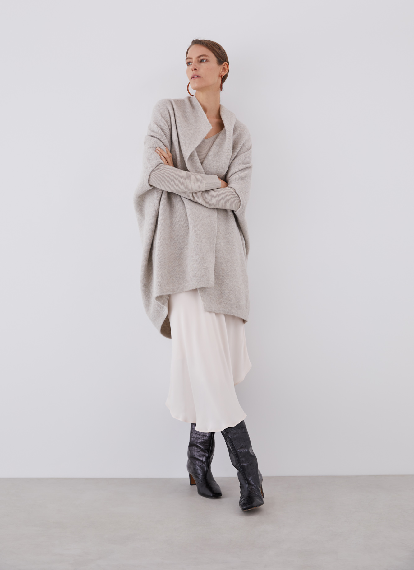 Jersey escote pico en lana merino image number 5