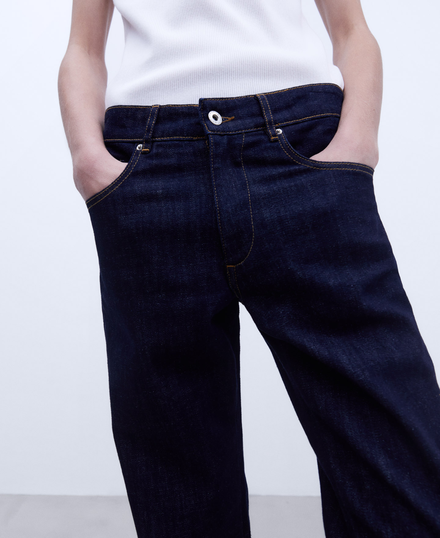 Pantalón vaquero detalle lavados image number 3