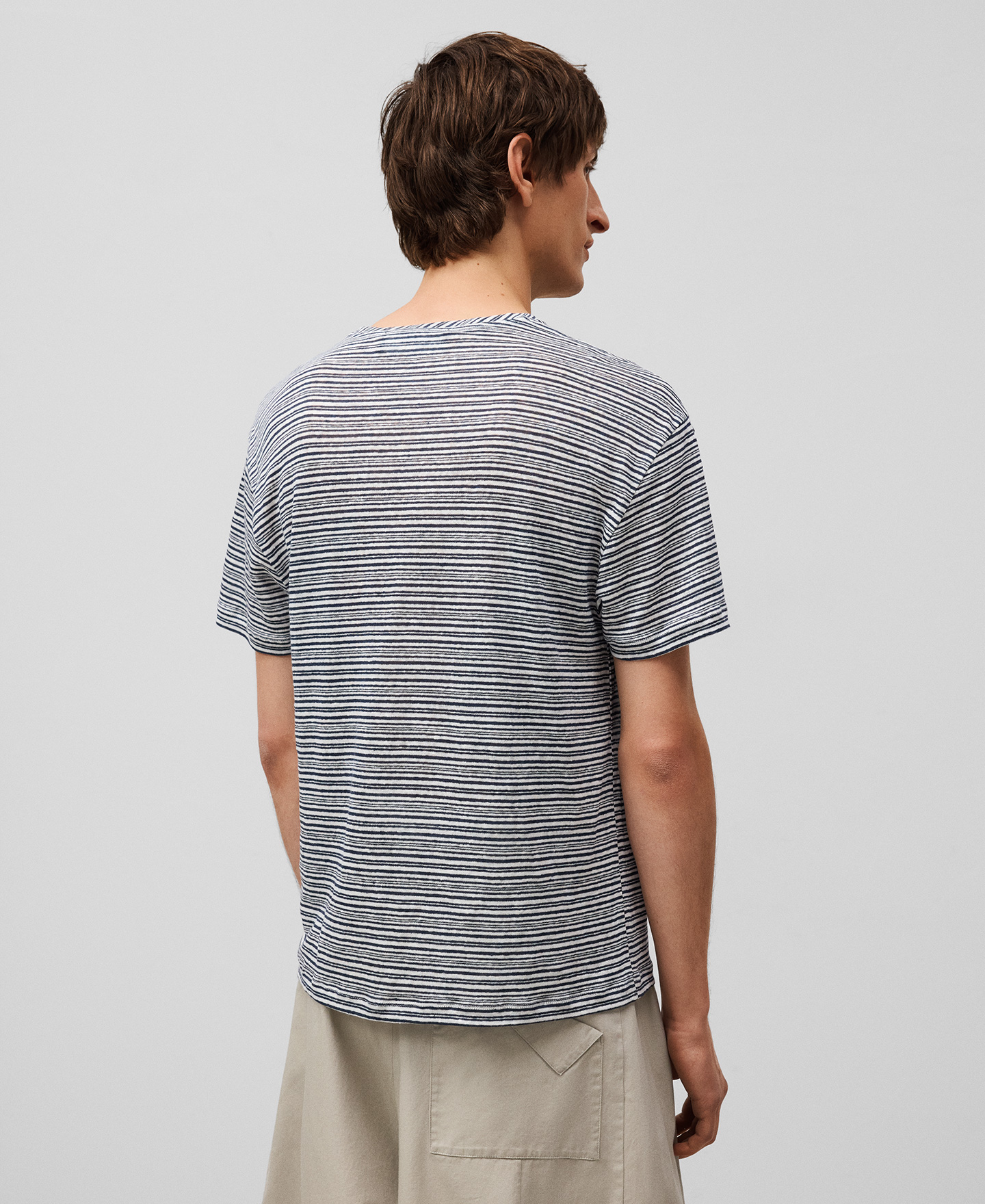 European linen structured T-shirt man image number 2