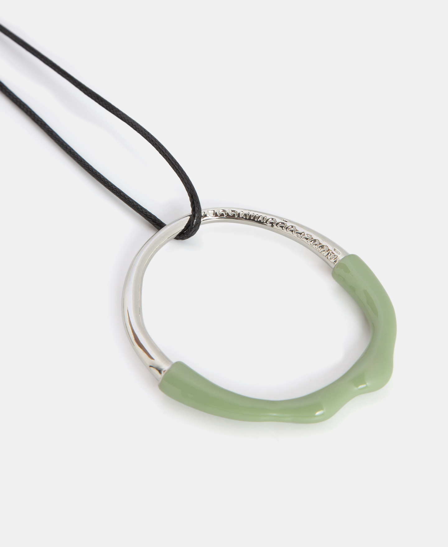 Colgante circular en resina y metal image number 1