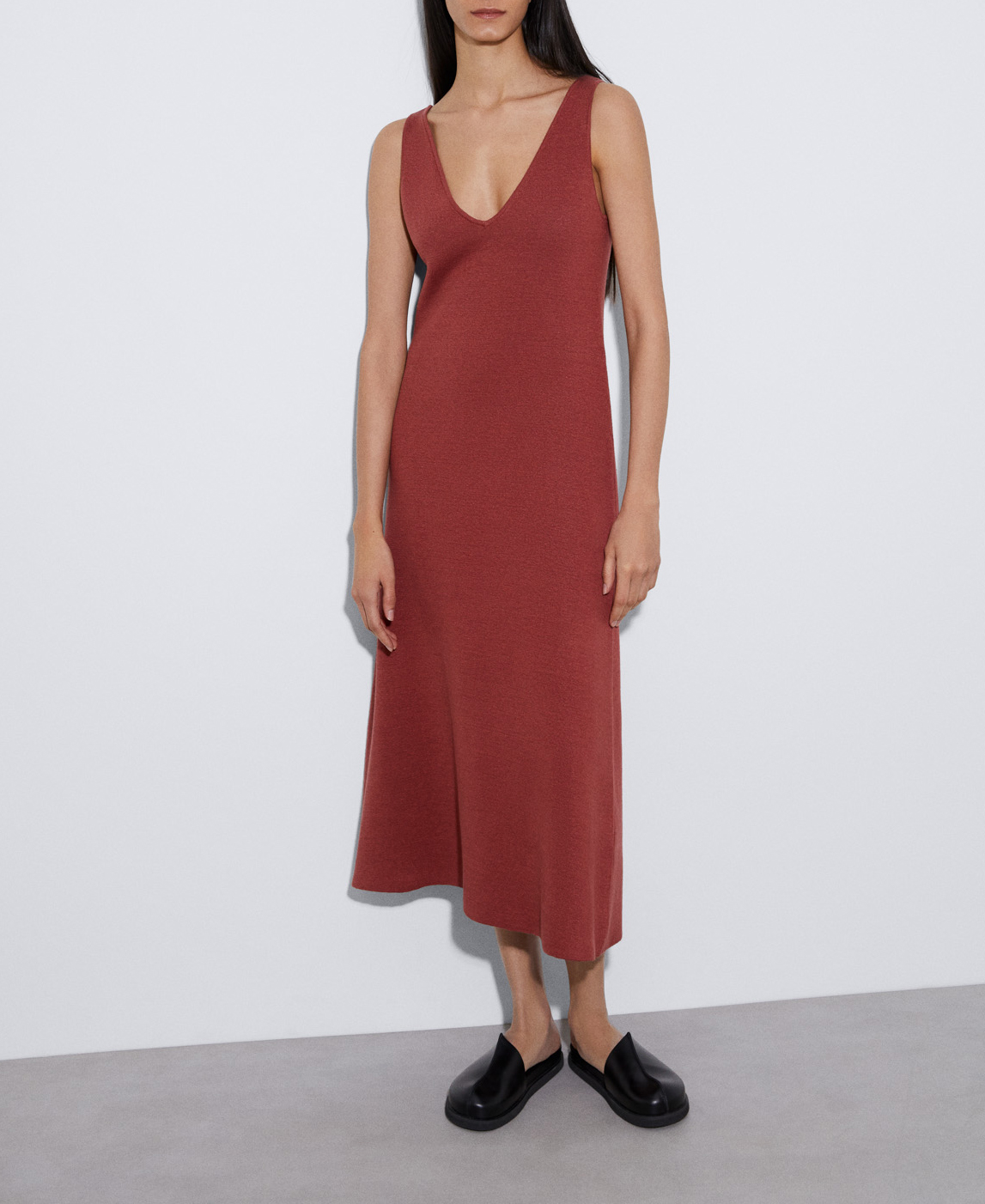 V-neck dress in linen image number 1