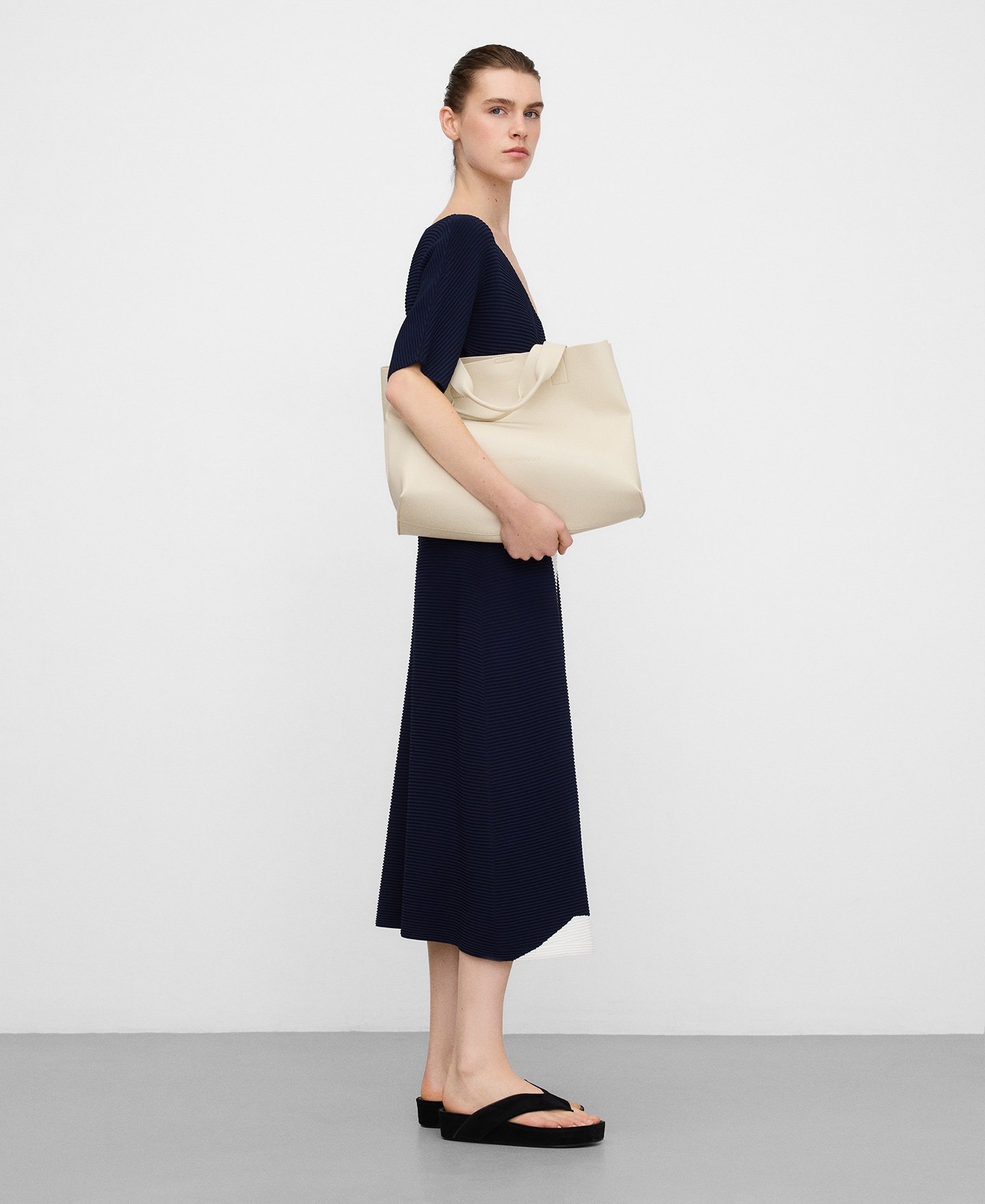 Vestido assim&eacute;trico estruturado em malha image number 0