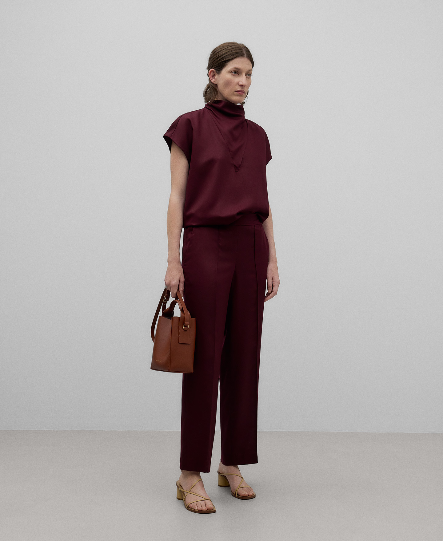 Straight burgundy trousers woman image number 1