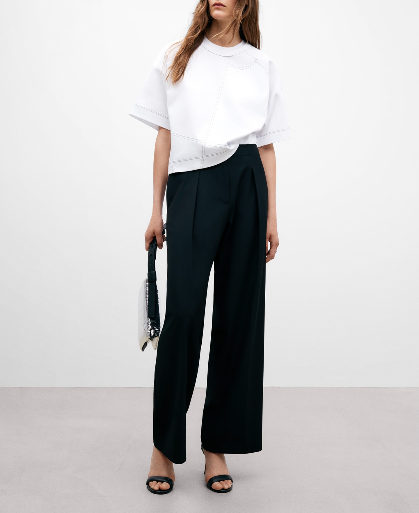 Women's black trousers with darts image number 1