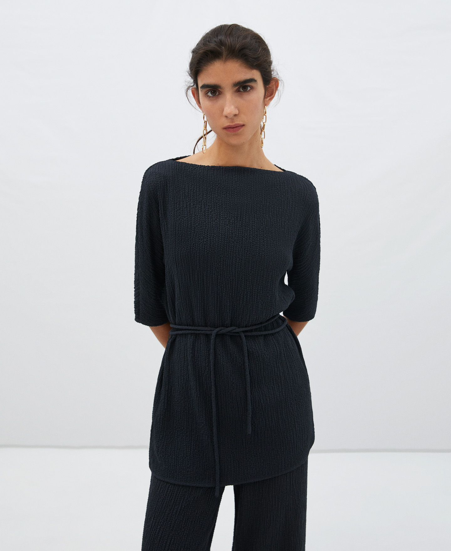 Blusa tejido arrugado con cuello barco image number 0