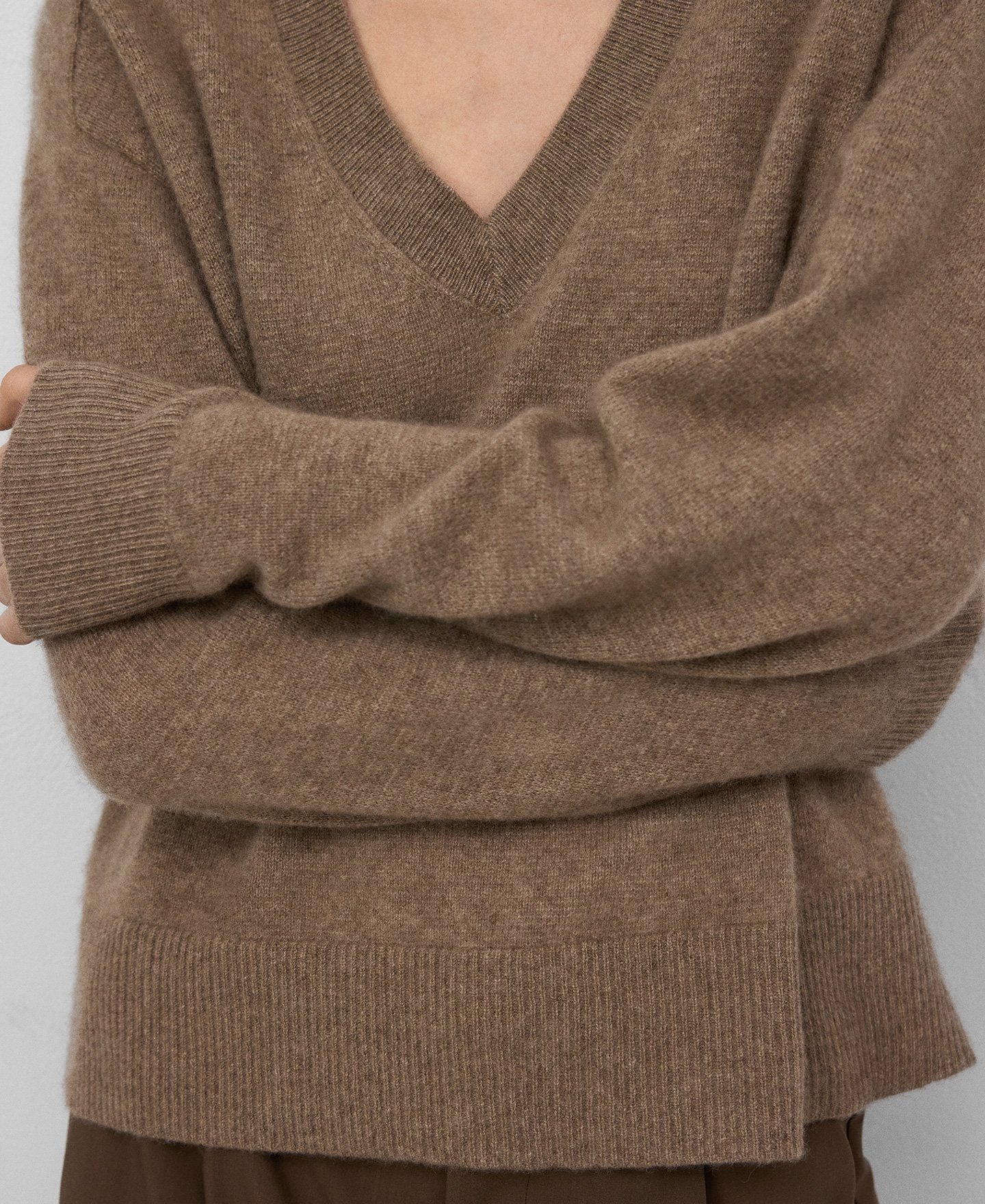 Jersey cashmere cuello pico mujer image number 3