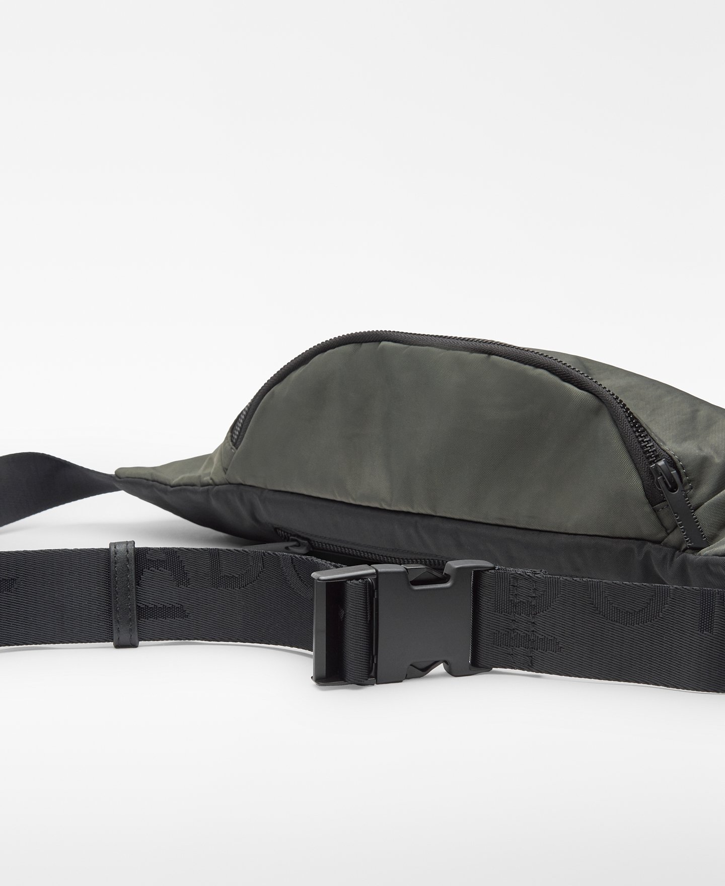 Nylon fanny pack man image number 3