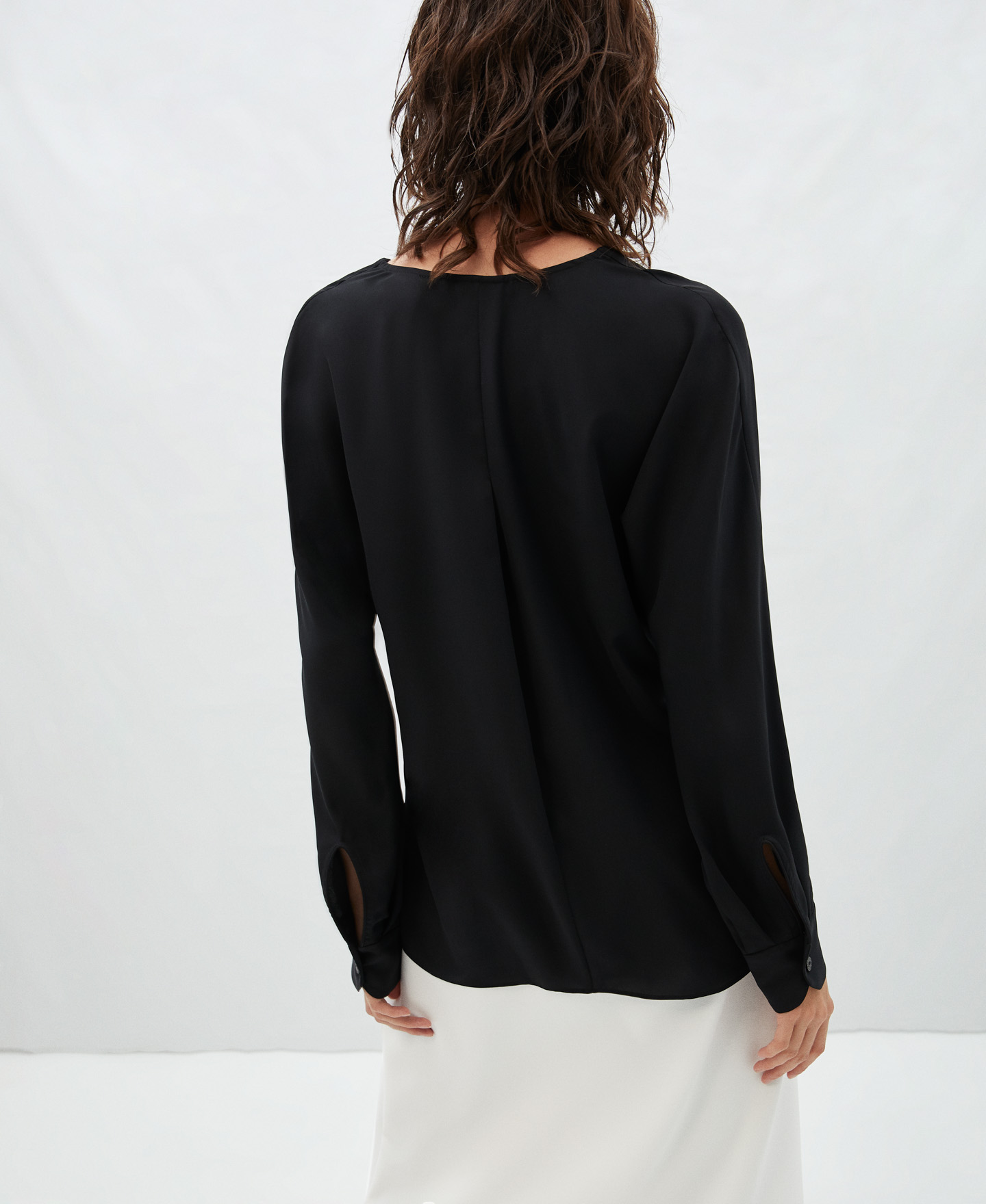 V-neck blouse with japanese sleeves image number 2