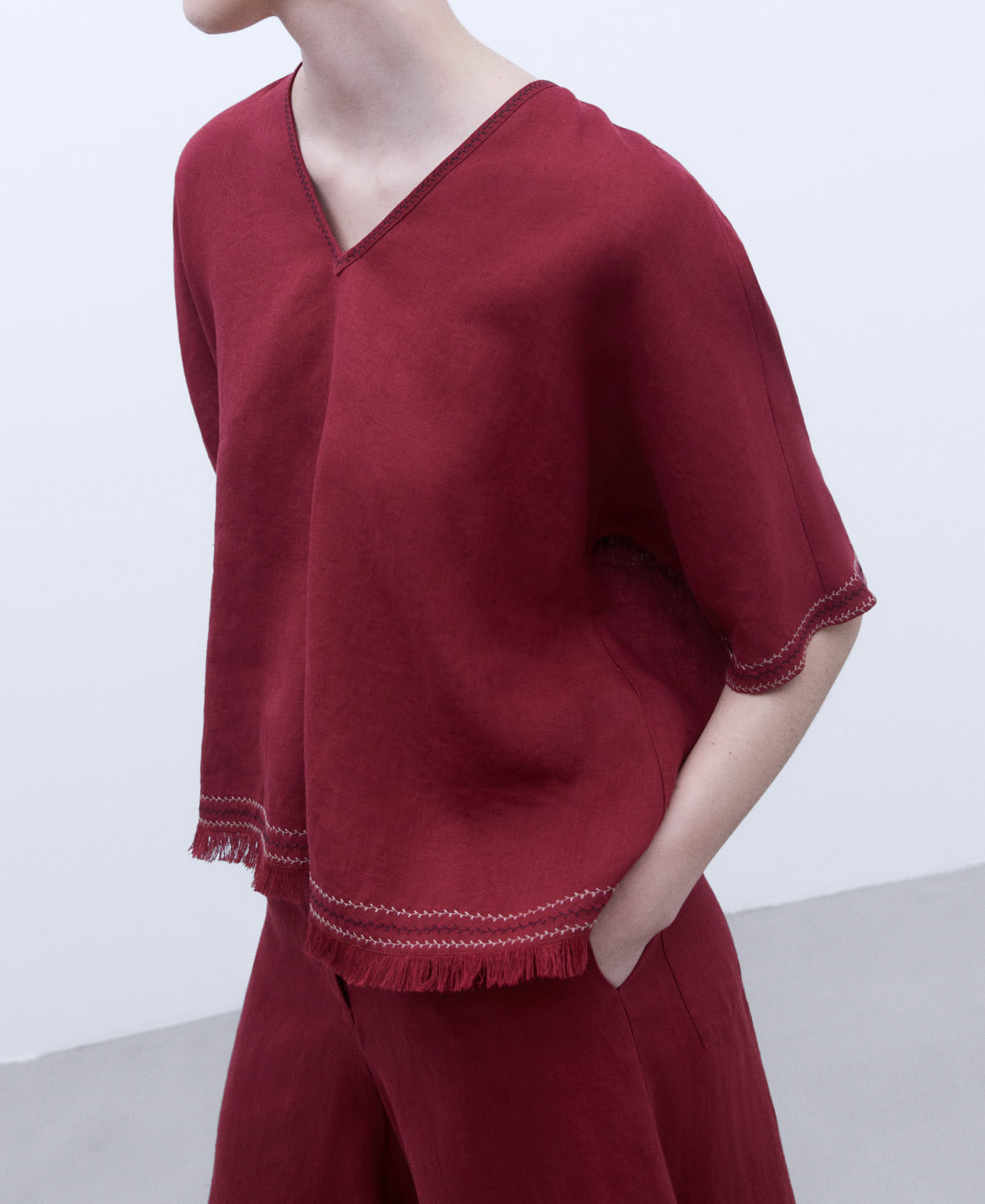 Blusa escote pico flecos en lino europeo image number 0