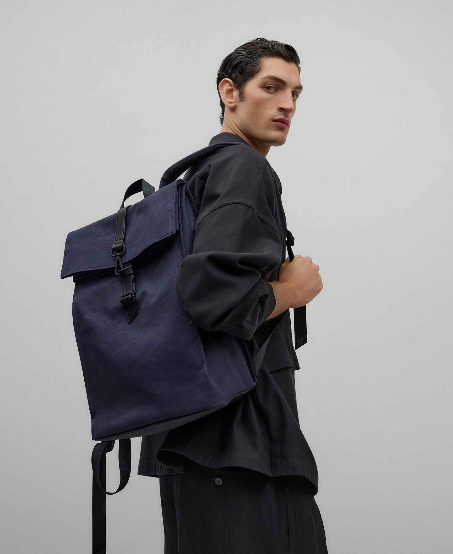 Rectangular navy blue backpack man image number 5