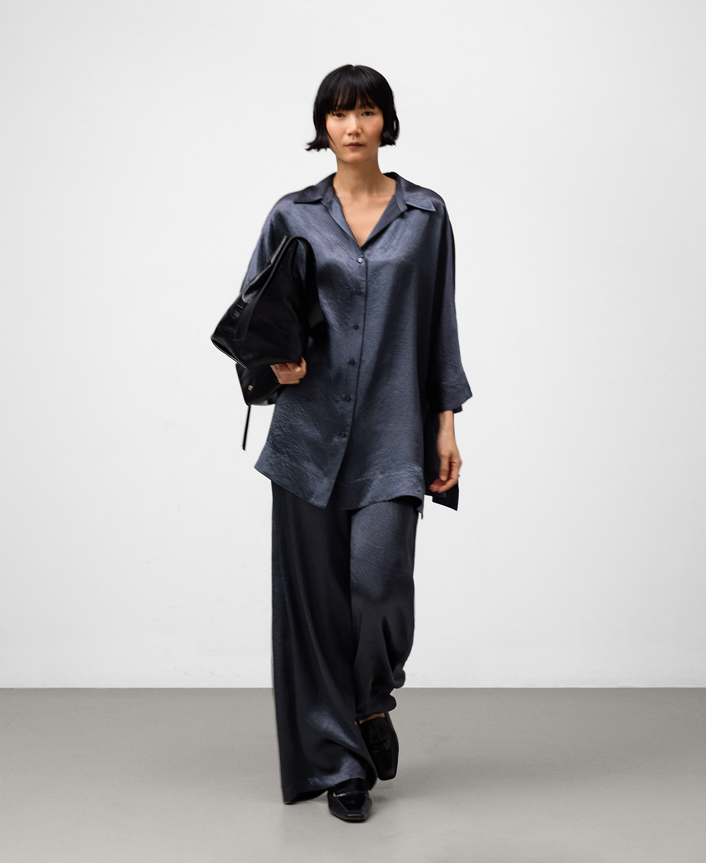 Camisa oversize acetinada para mulher image number 1