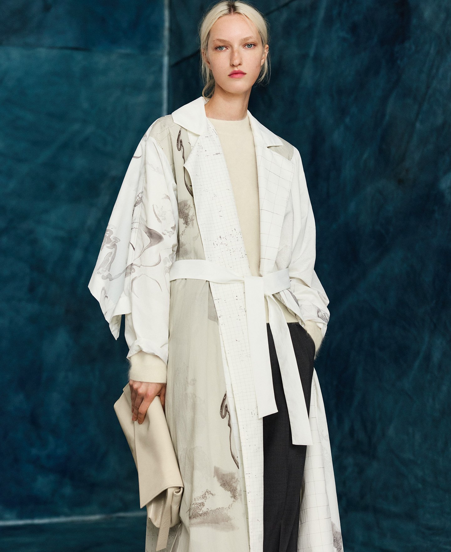Gabardina oversize estampada mujer image number 0