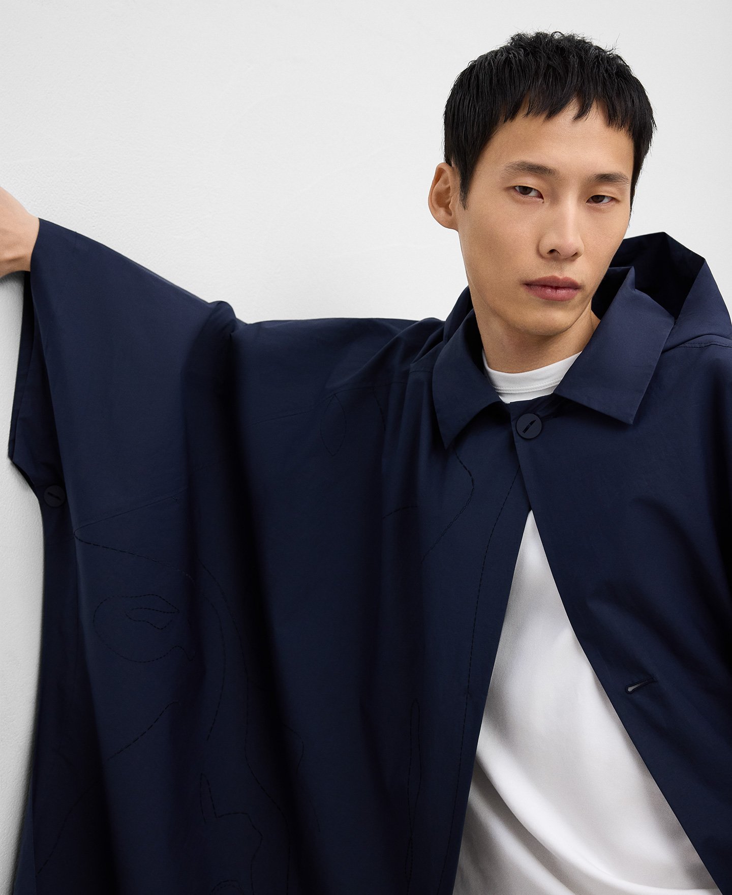 Capa oversize bordada con capucha hombre image number 3