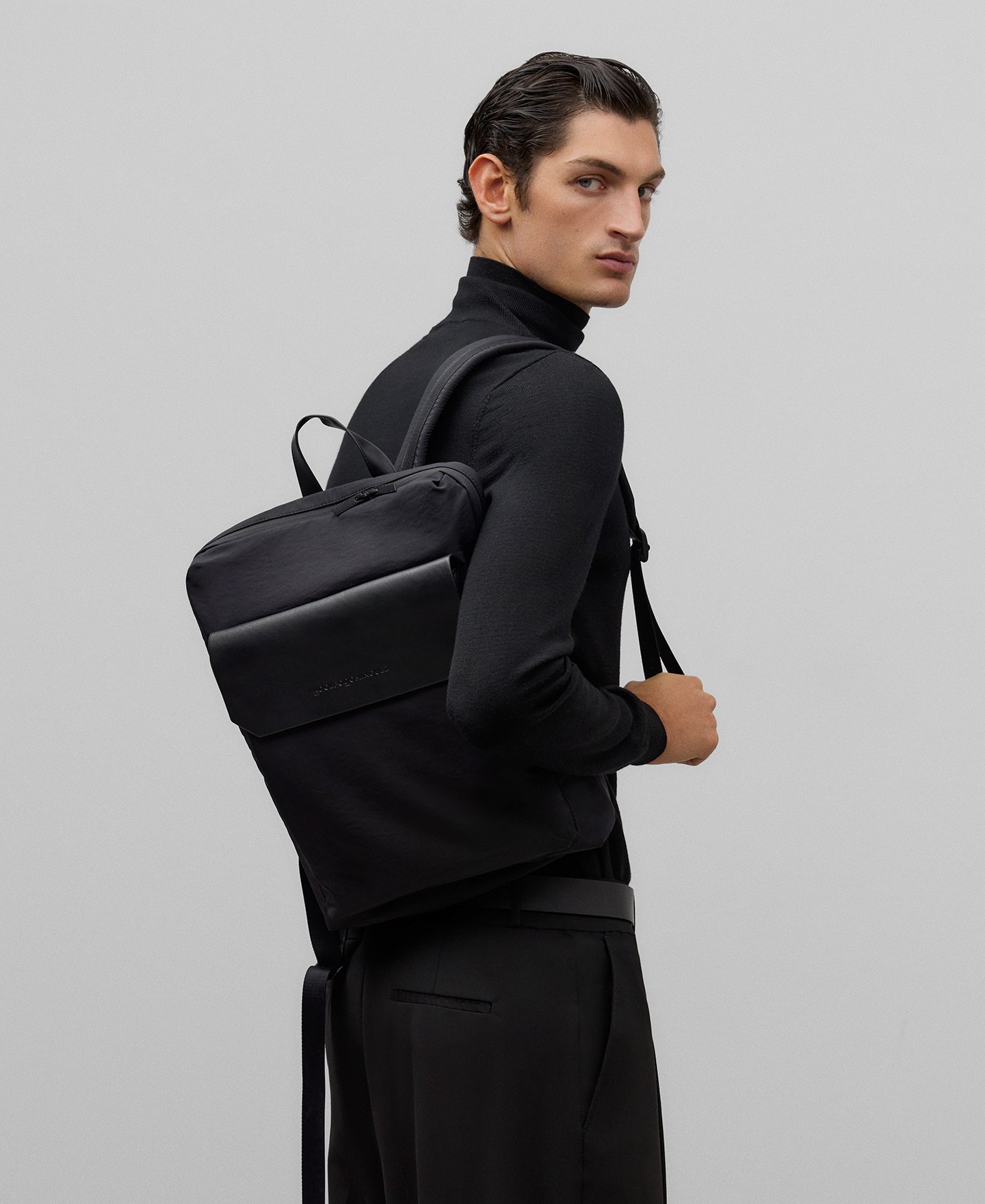 Mochila compacta solapa hombre image number 4