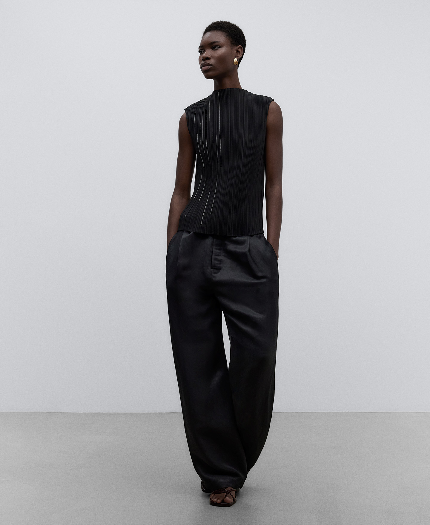 Black top in crinkle for women image number 1