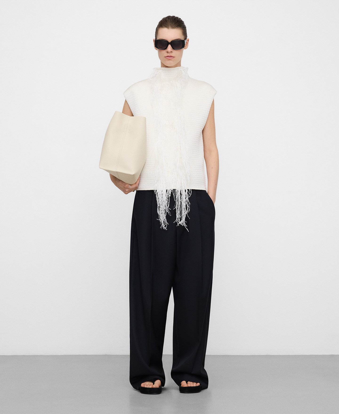 Raffia top with feather-effect fringes image number 1