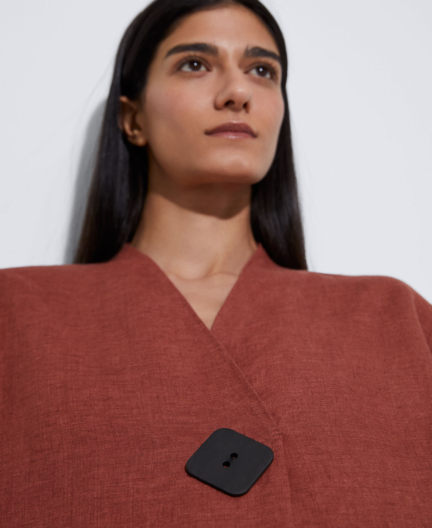 Straight line dress in European linen image number 3
